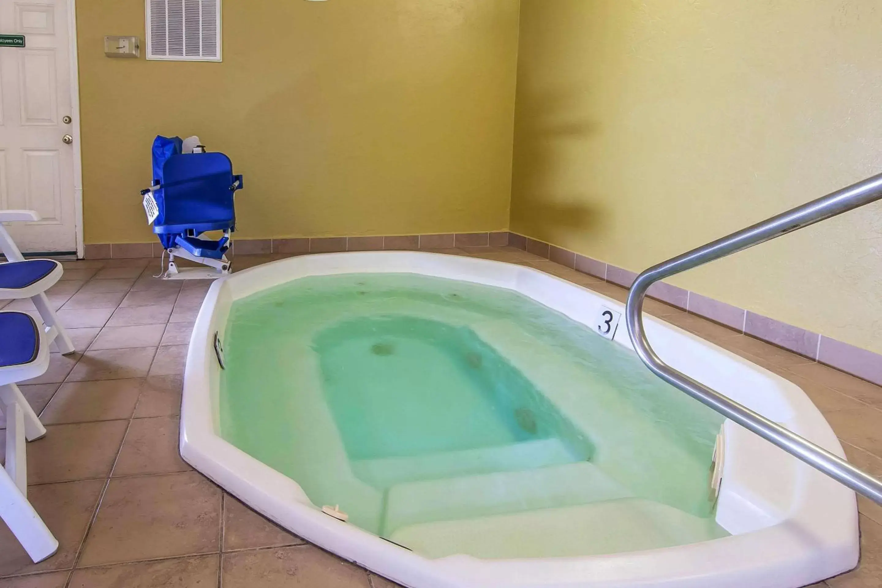 Swimming pool in Quality Inn & Suites at Coos Bay