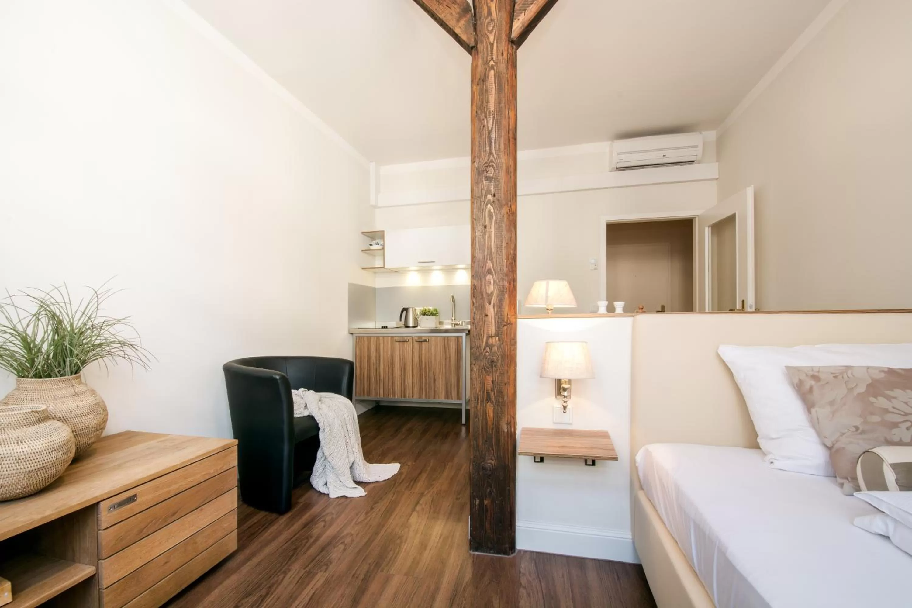 Photo of the whole room, Bathroom in Carlstadt Suites Düsseldorf