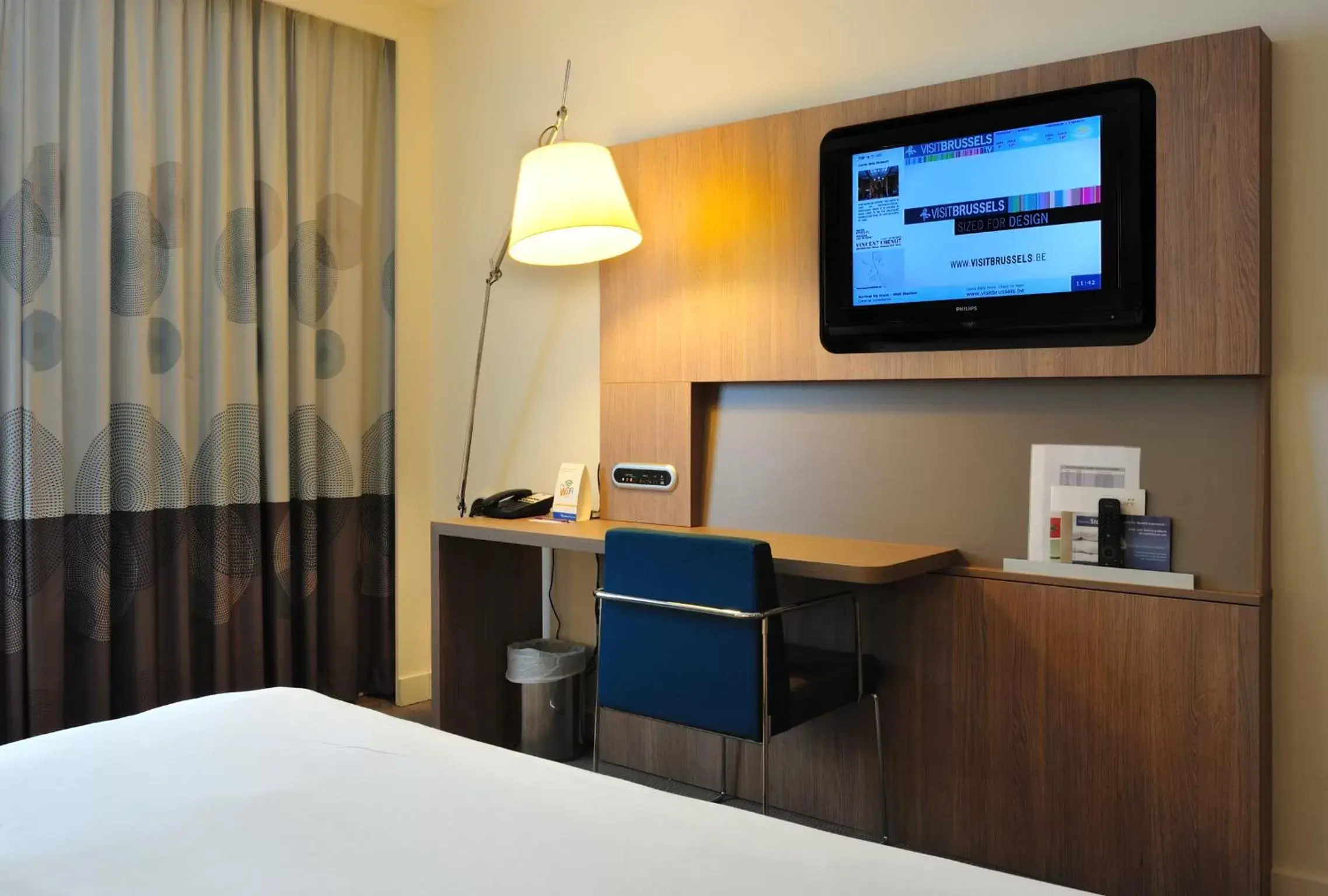 Bed, TV/Entertainment Center in Novotel Brussels City Centre