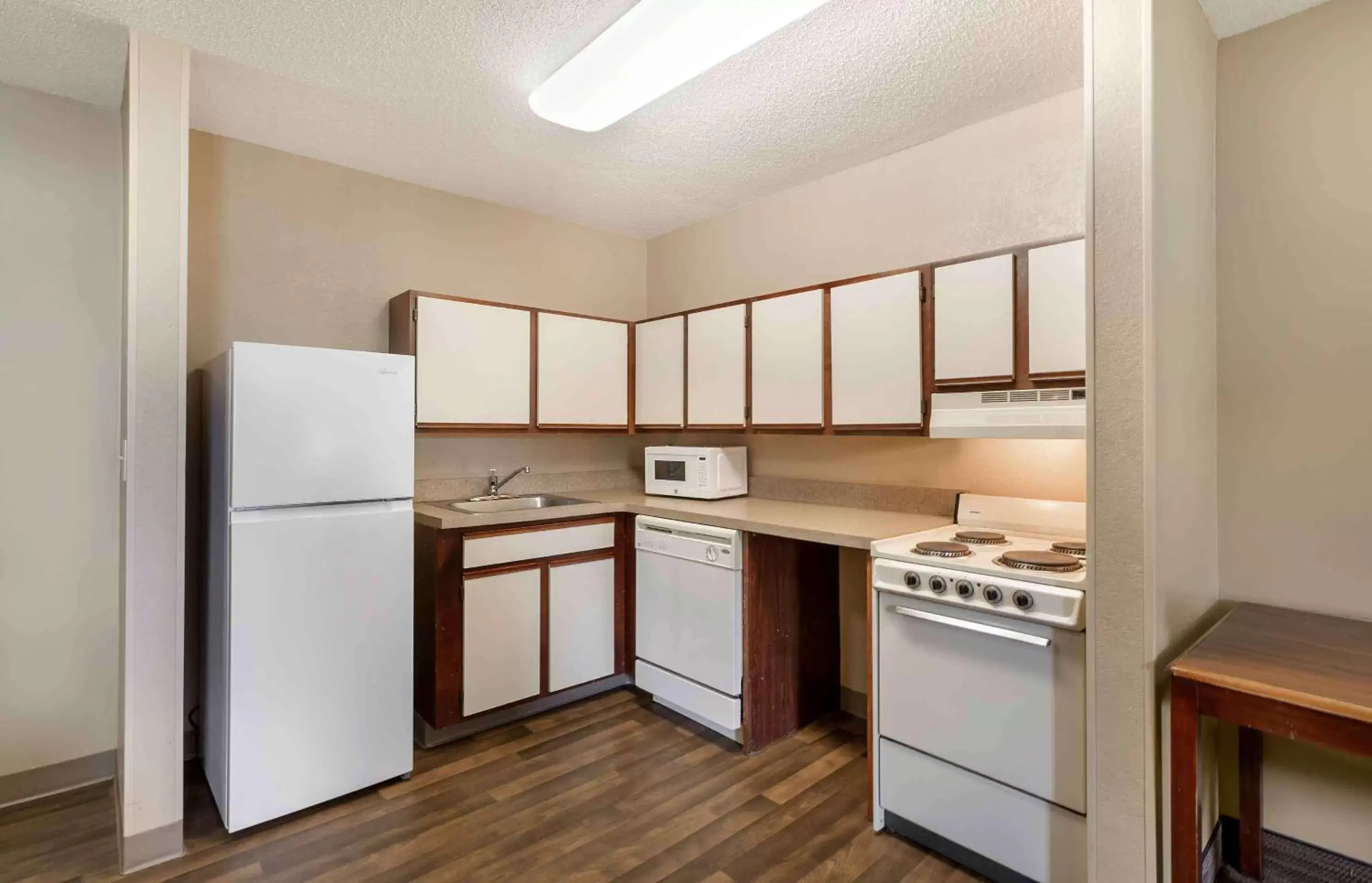 Bedroom, Kitchen/Kitchenette in Extended Stay America Suites - Cleveland - Great Northern Mall