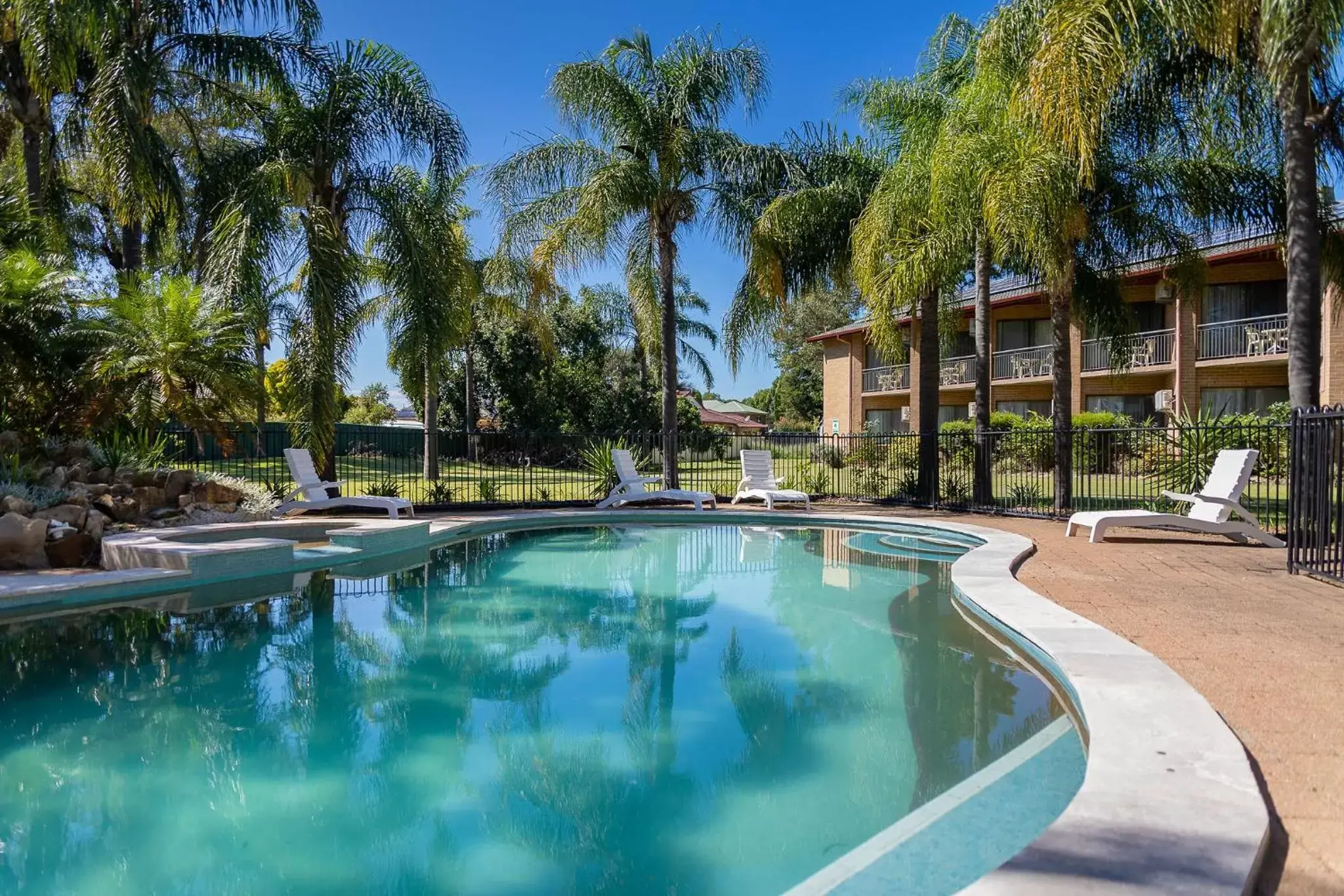 Swimming Pool in Charbonnier Motor Inn