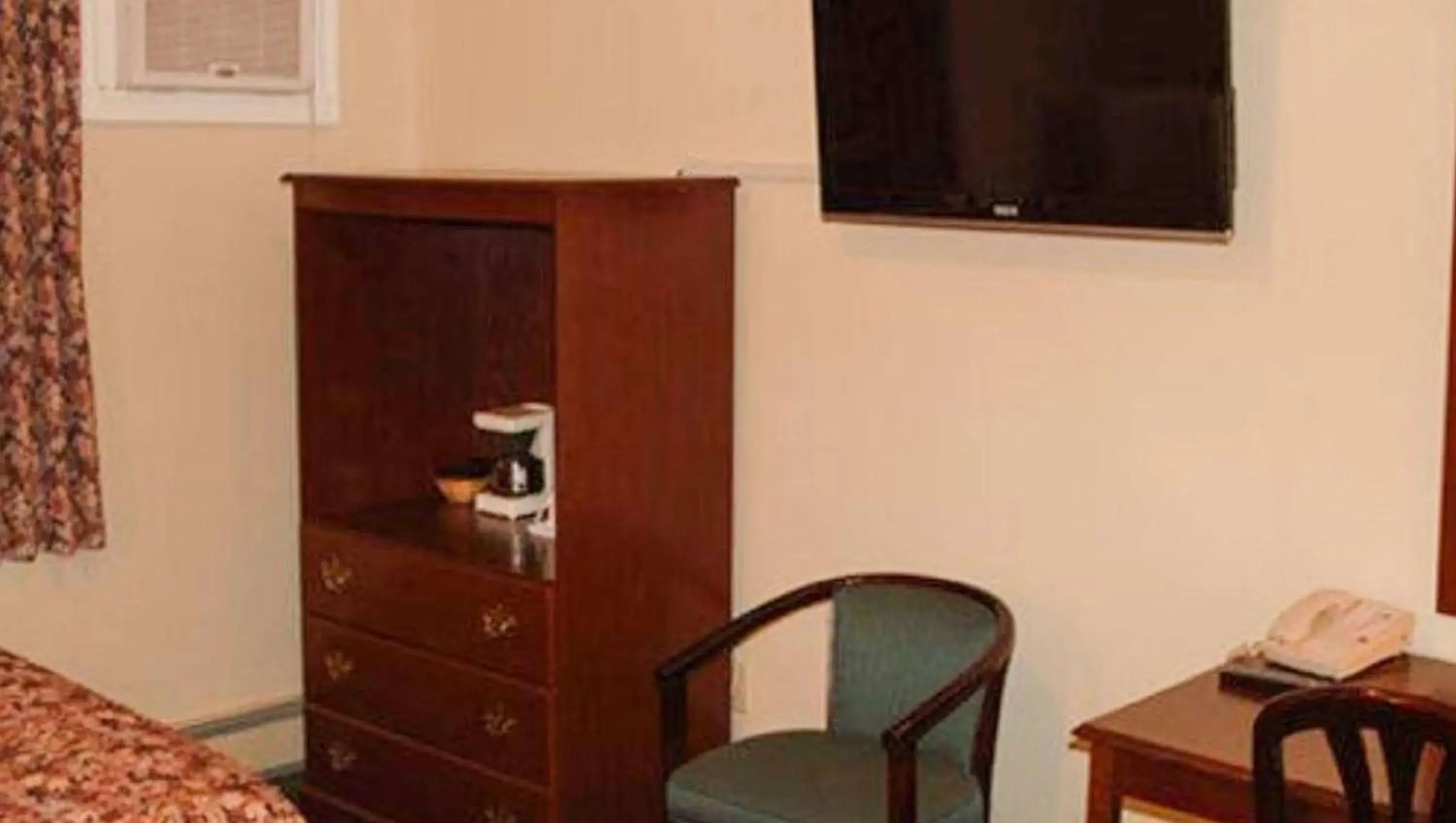 Photo of the whole room, TV/Entertainment Center in Traveller's Inn Prince Edward Island