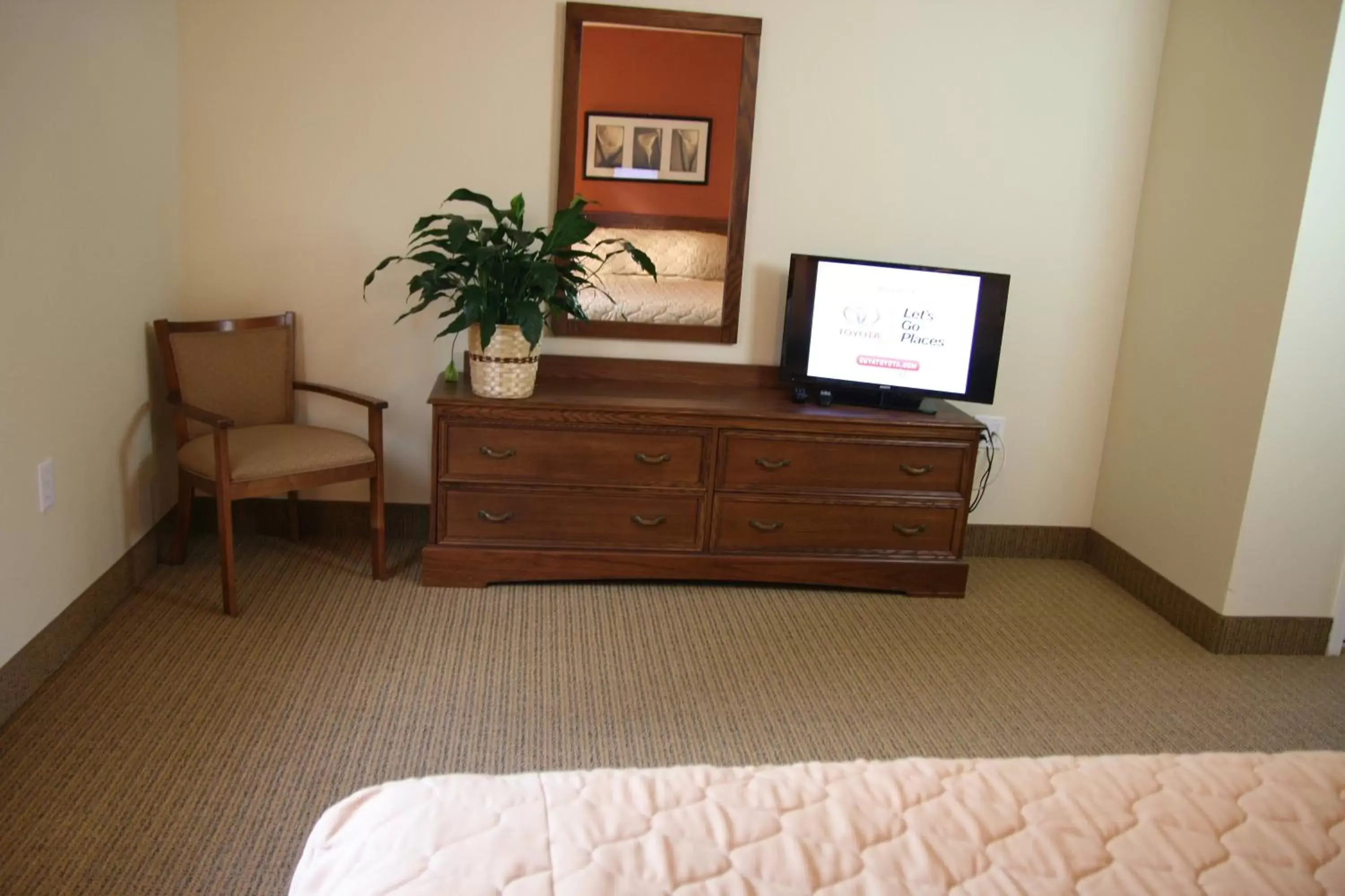 Decorative detail, TV/Entertainment Center in Affordable Suites of America Fredericksburg