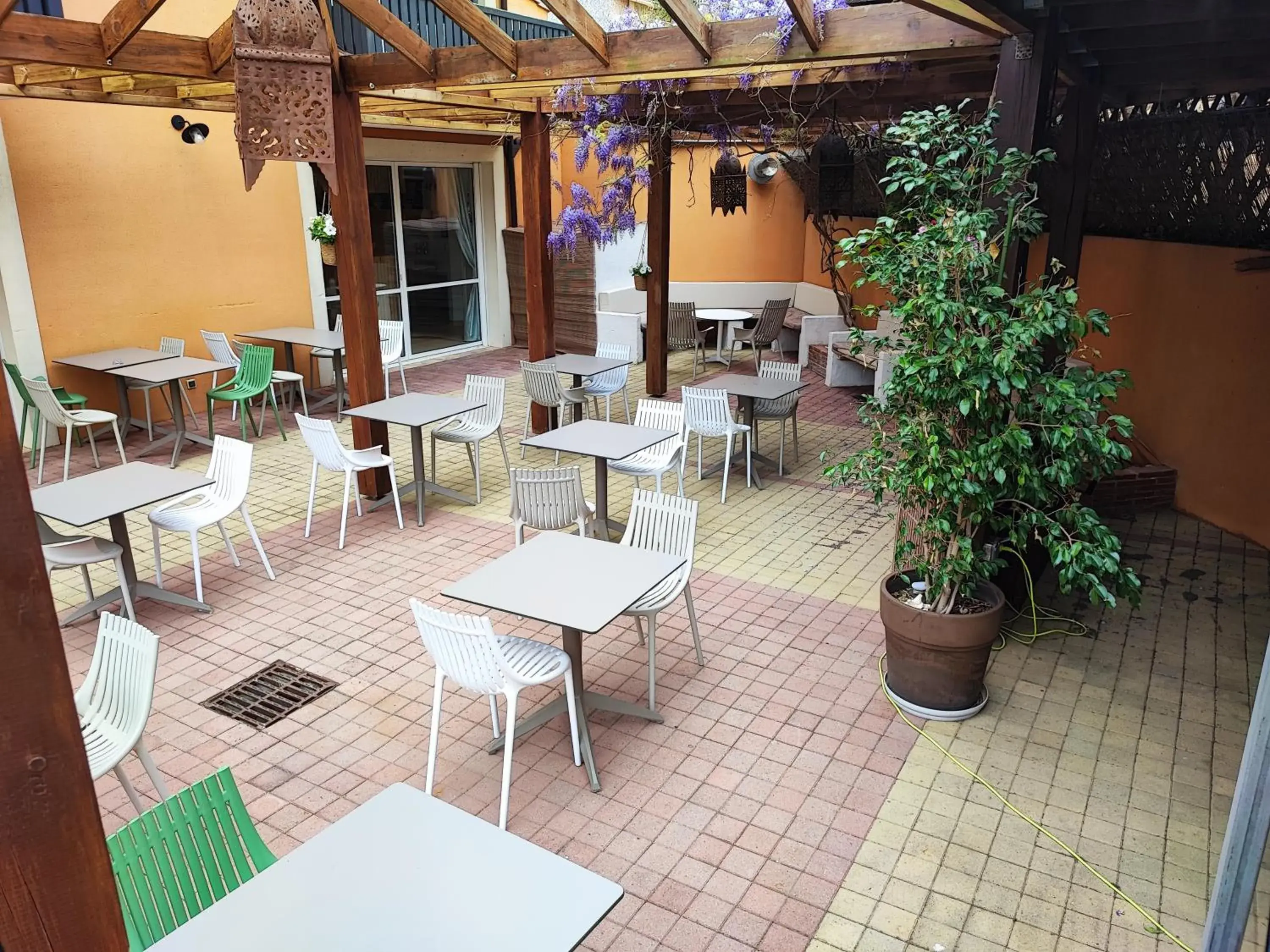 Patio, Restaurant/Places to Eat in Logis Hotel De La Clape