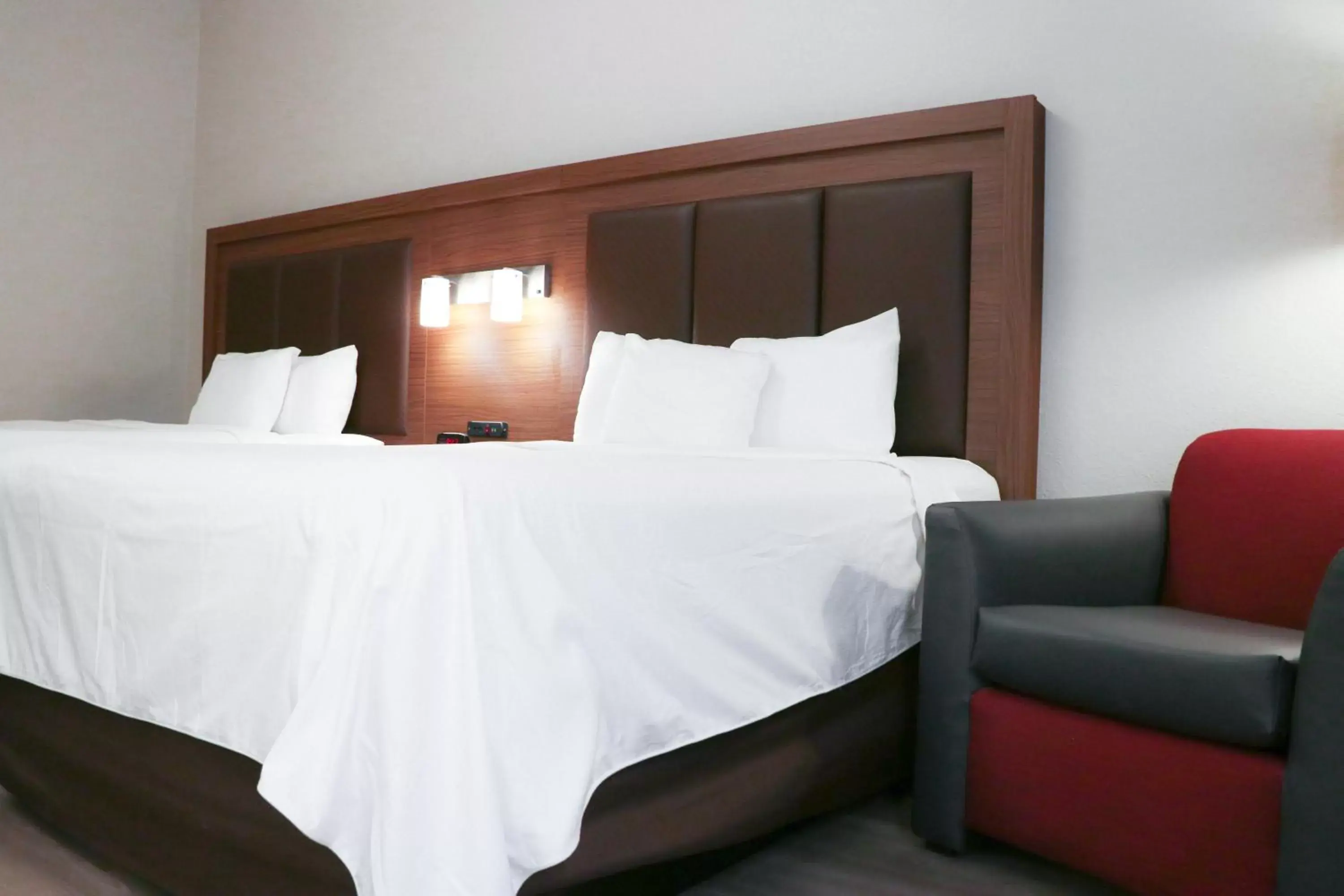 Bed in Days Inn & Suites by Wyndham Fort Myers Near JetBlue Park