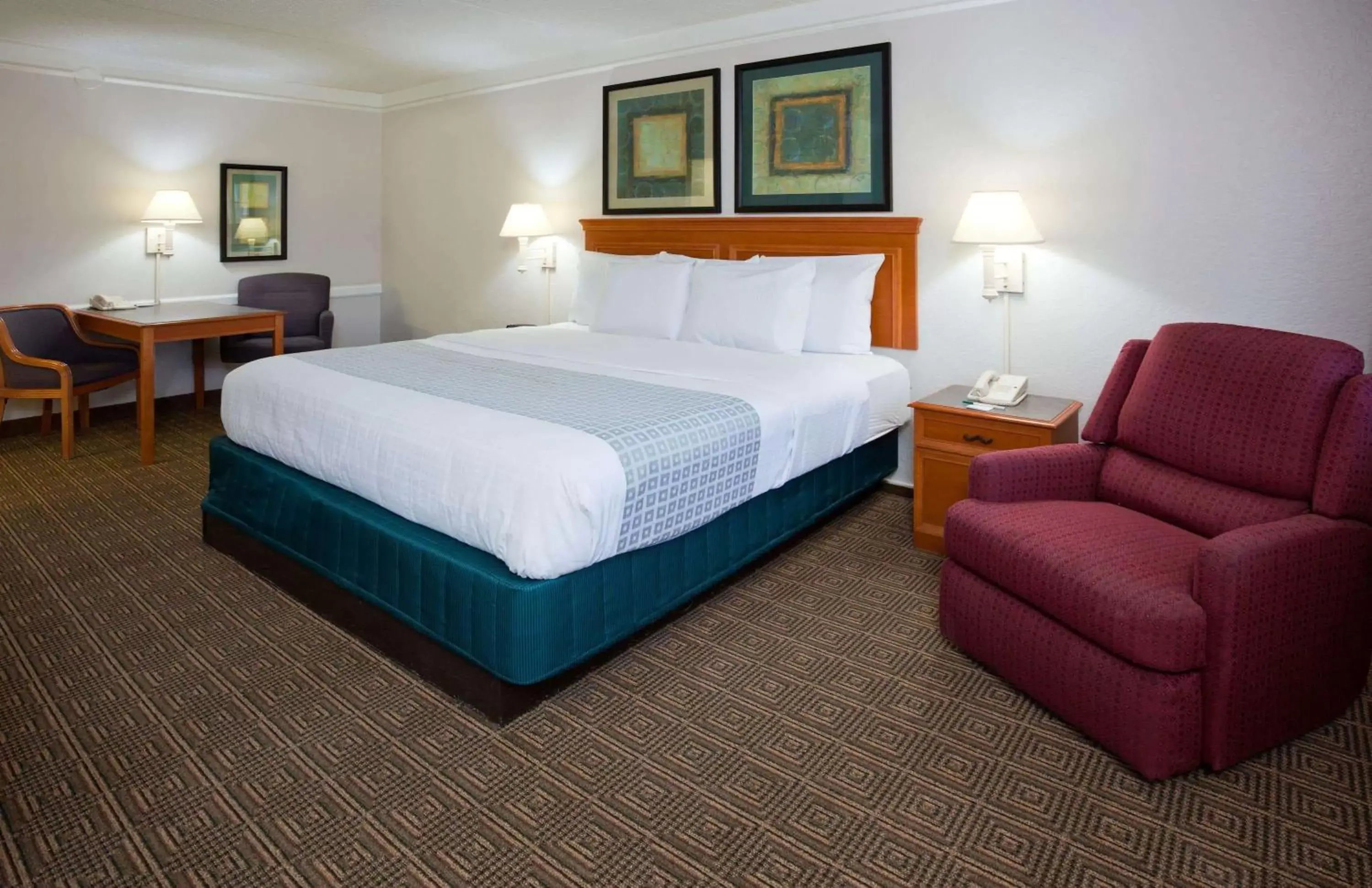 Photo of the whole room, Bed in La Quinta Inn by Wyndham Albuquerque Airport