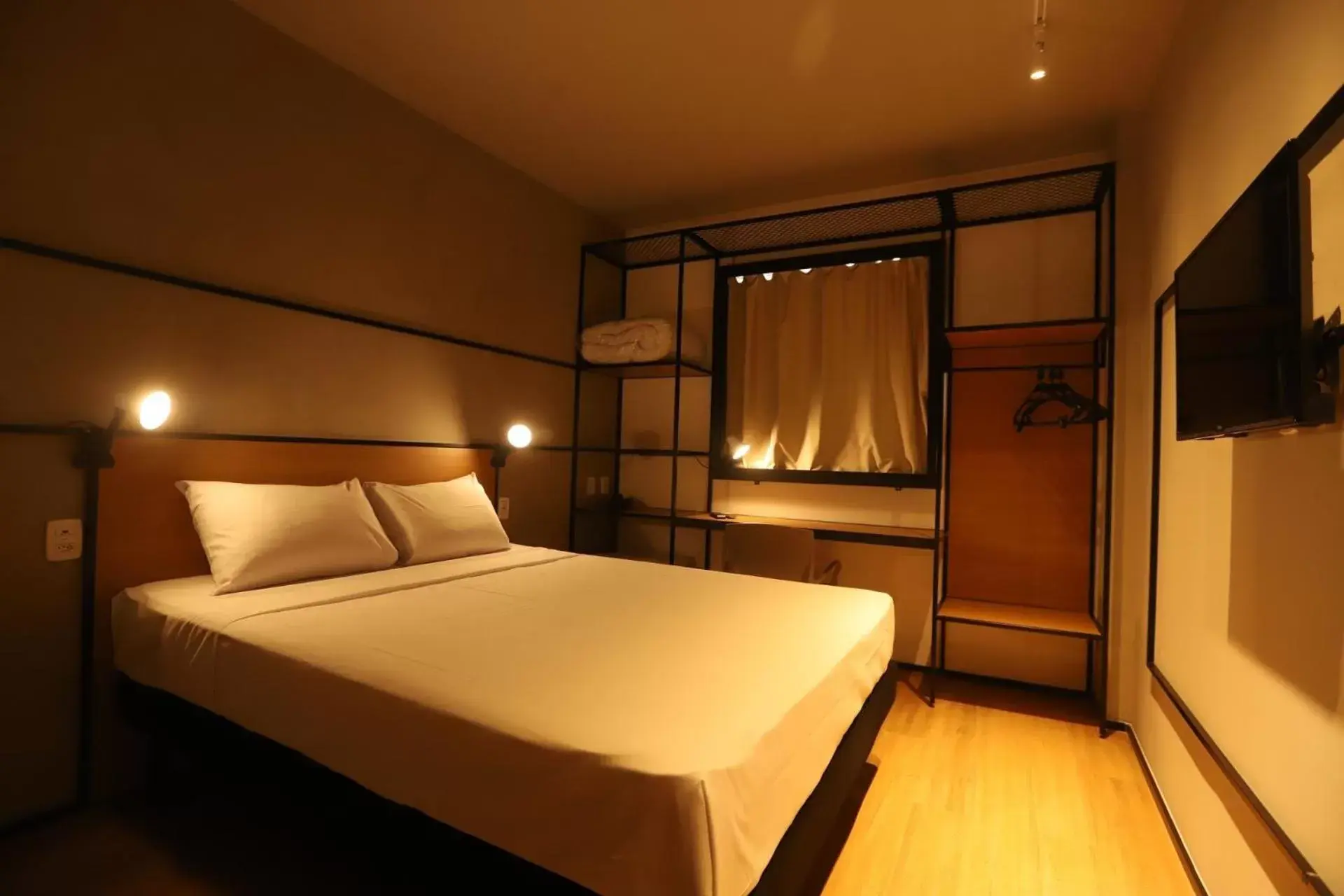 Bedroom, Bed in ibis Cuiaba Shopping