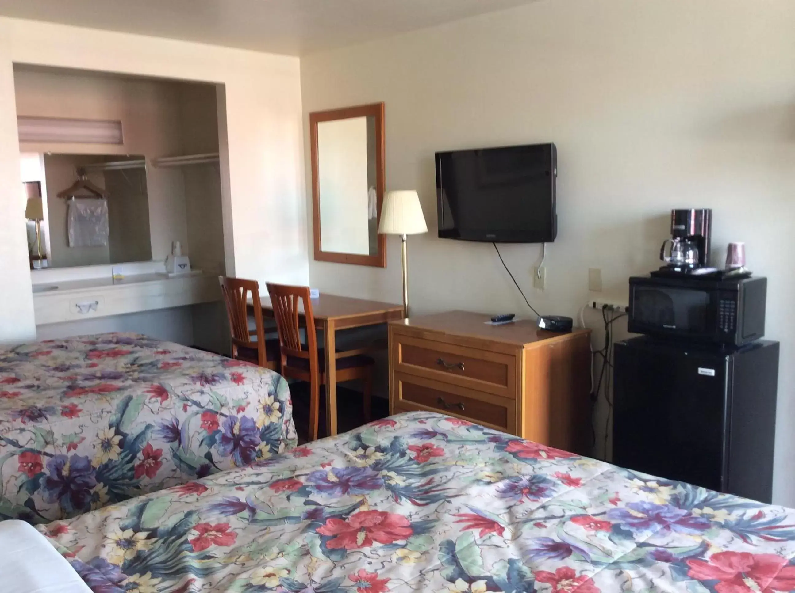 Queen Room with Two Queen Beds - Smoking in Days Inn by Wyndham in San Bernardino