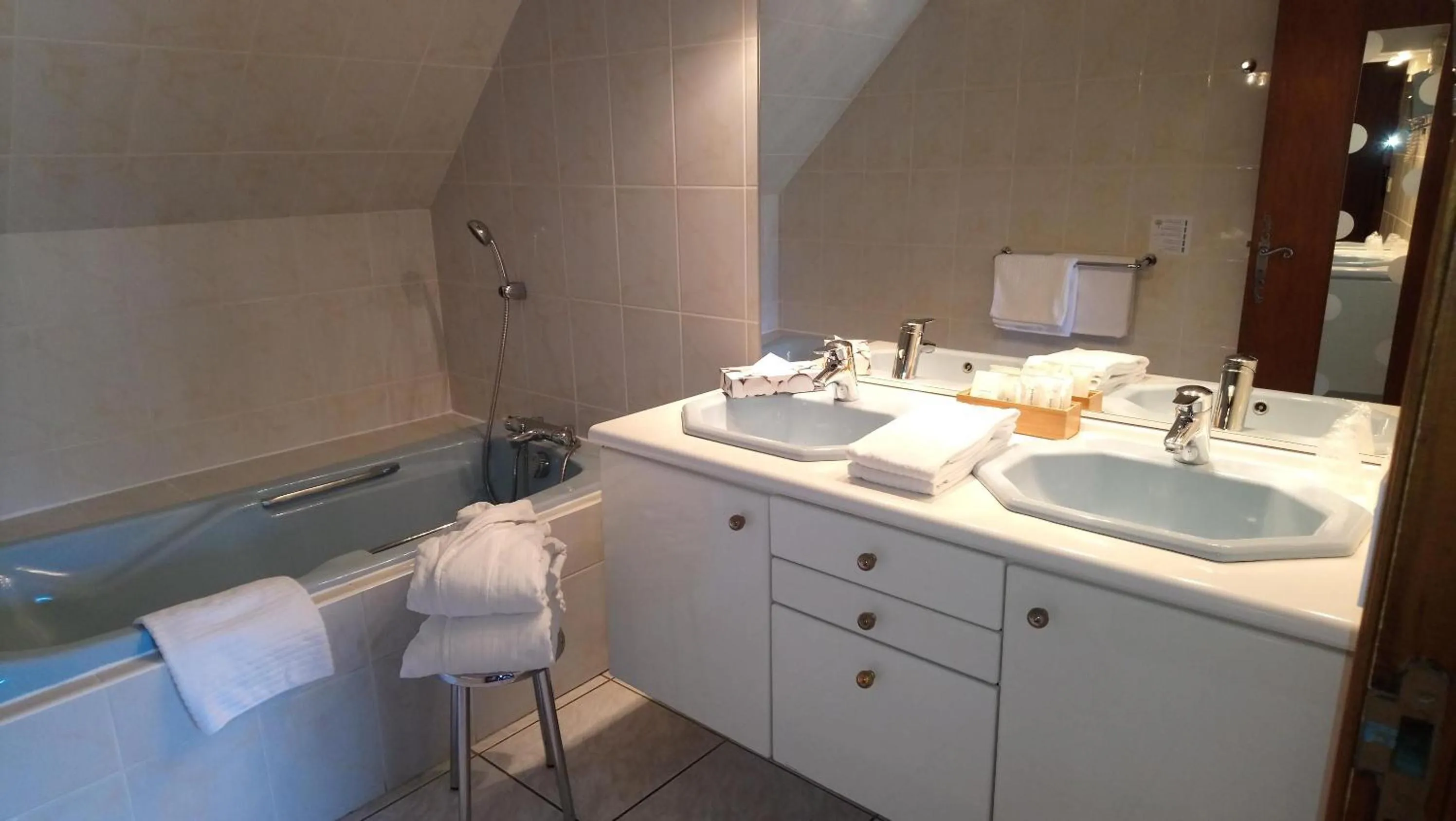 Bathroom in L'Orée des Chênes, The Originals Relais