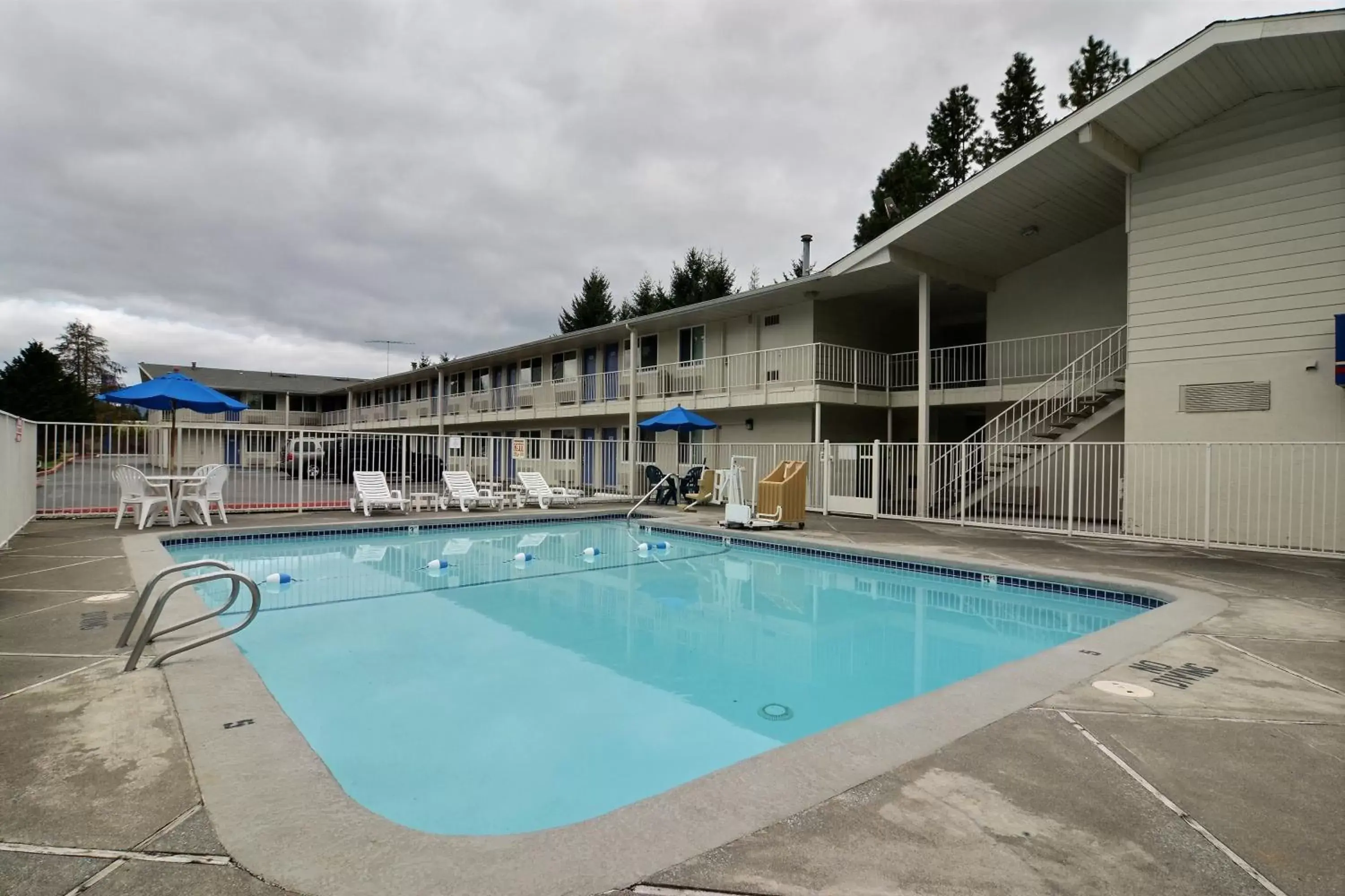 Swimming pool, Property Building in Motel 6-Tumwater, WA - Olympia