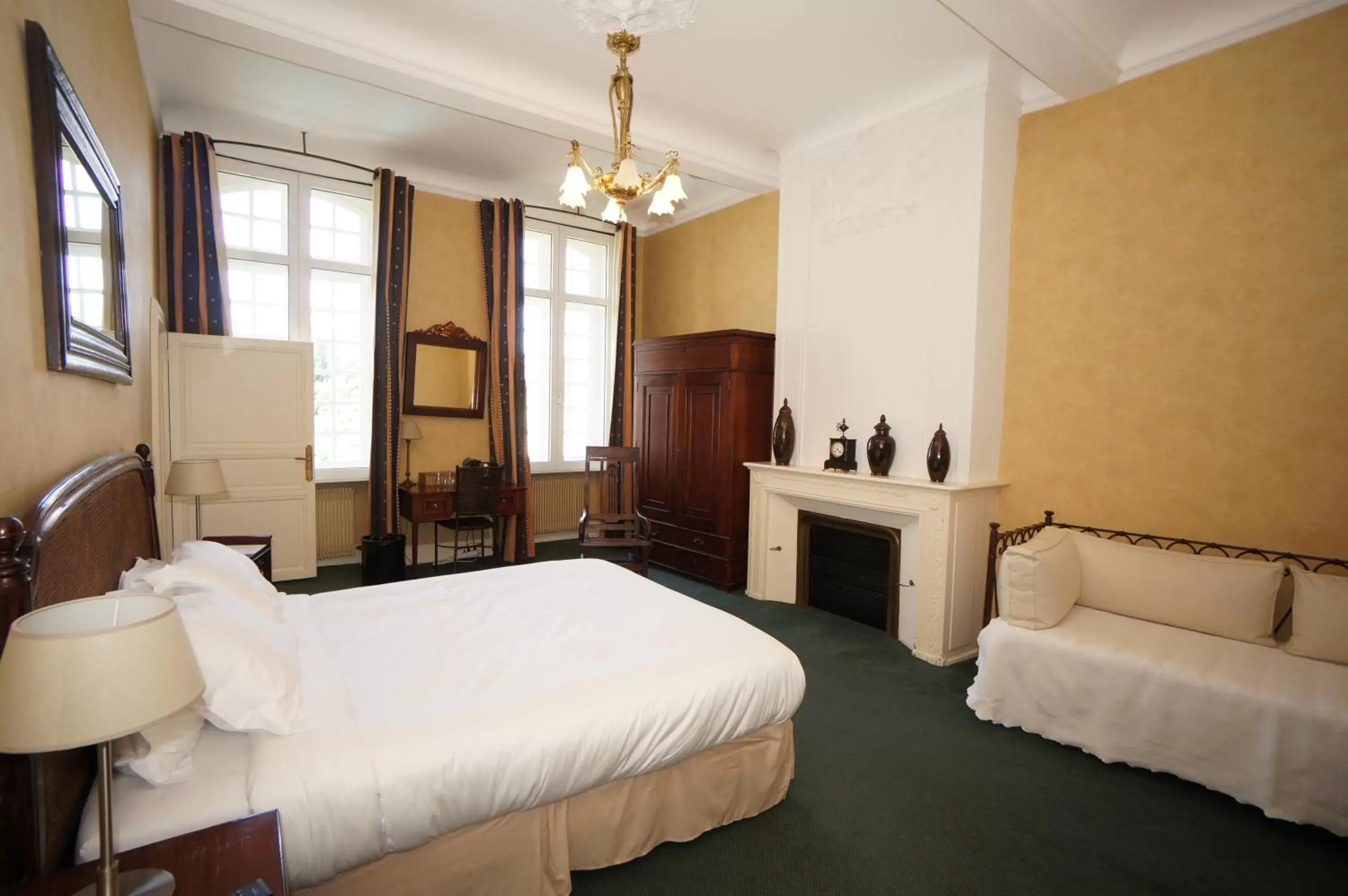 Photo of the whole room, Bed in Les Trois Lys