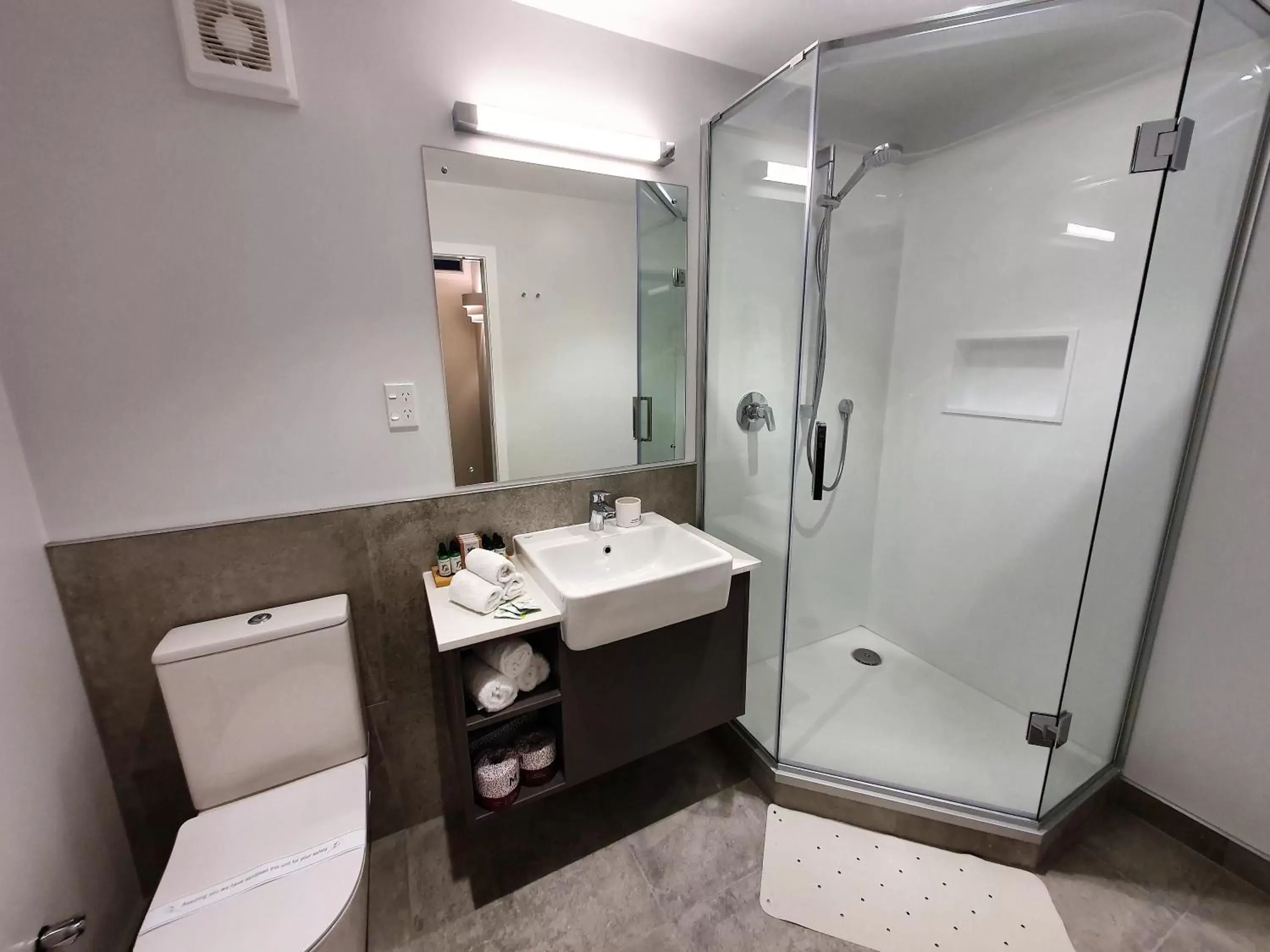 Shower, Bathroom in The Parnell Hotel & Conference Centre