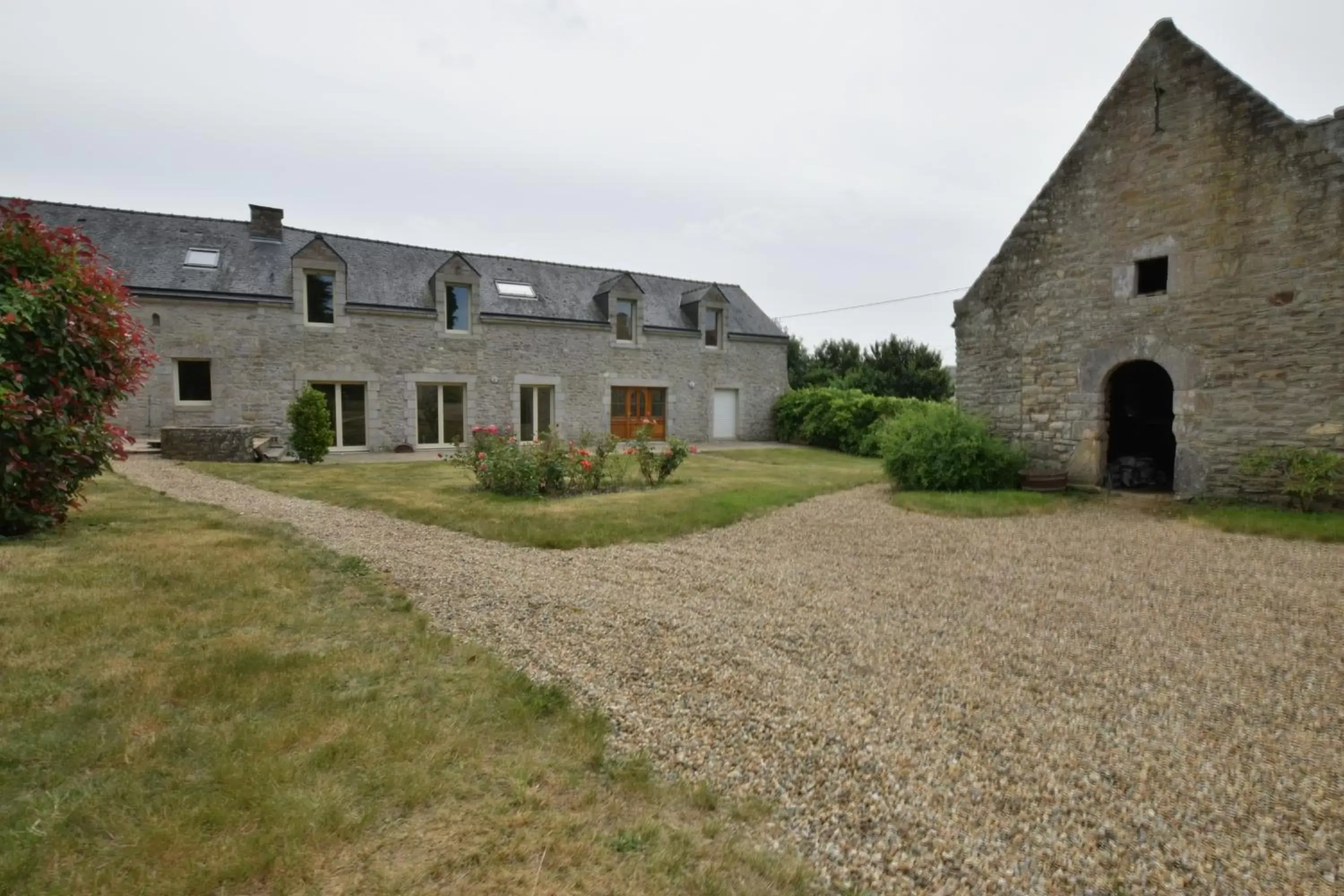 Facade/entrance, Property Building in Domaine Uraveni