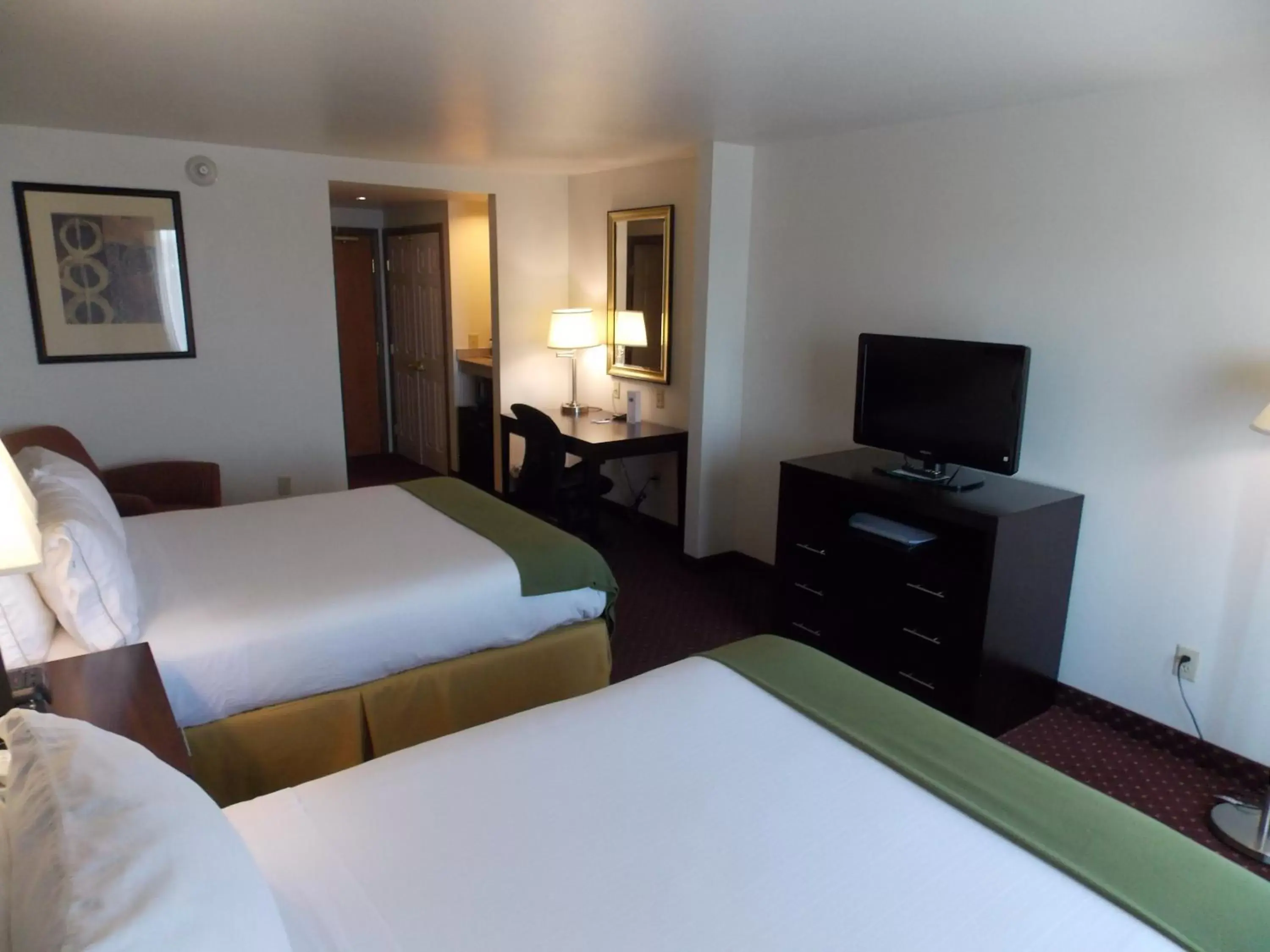 TV and multimedia, Bed in Holiday Inn Express Syracuse-Fairgrounds, an IHG Hotel