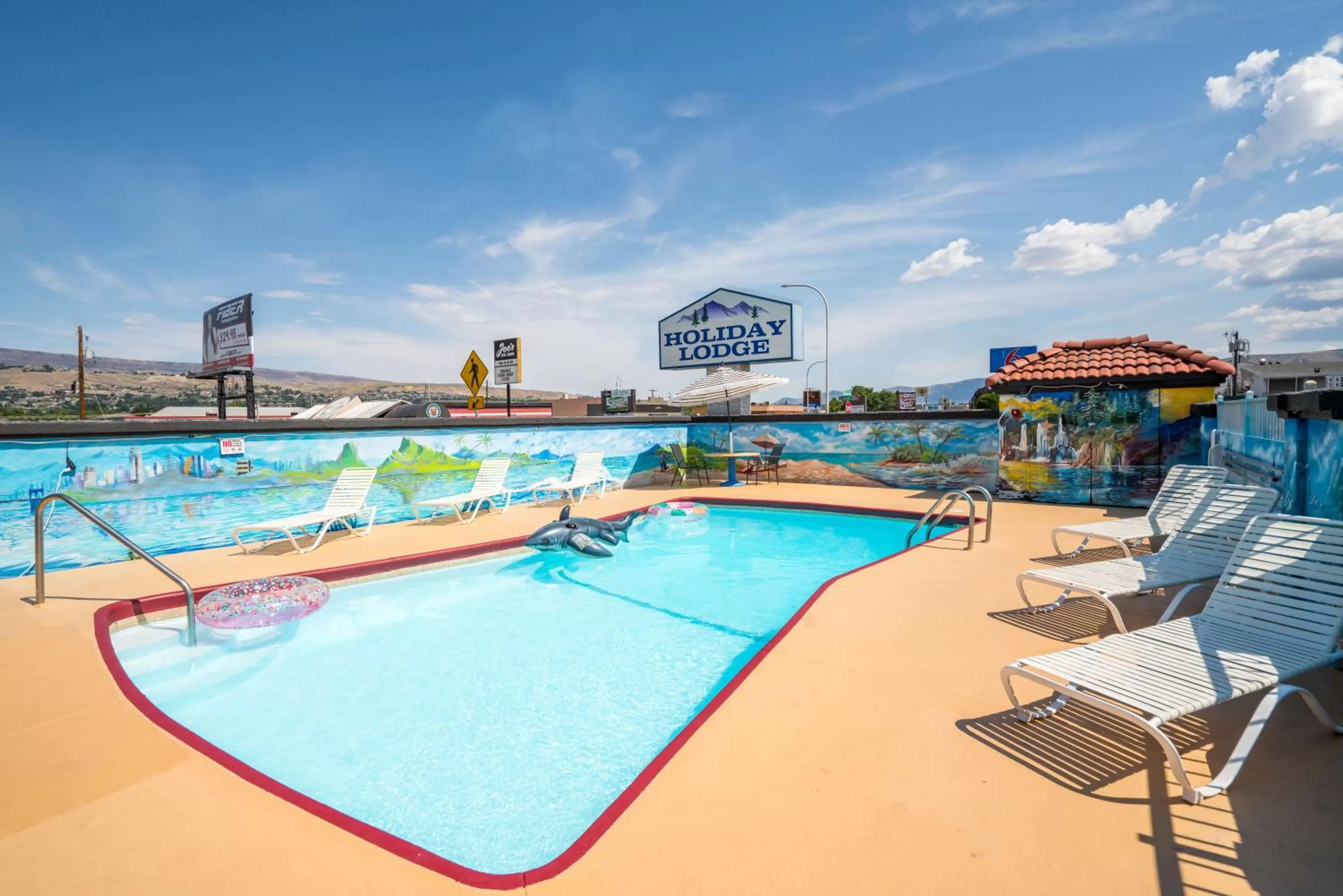 Swimming pool in Holiday Lodge Wenatchee