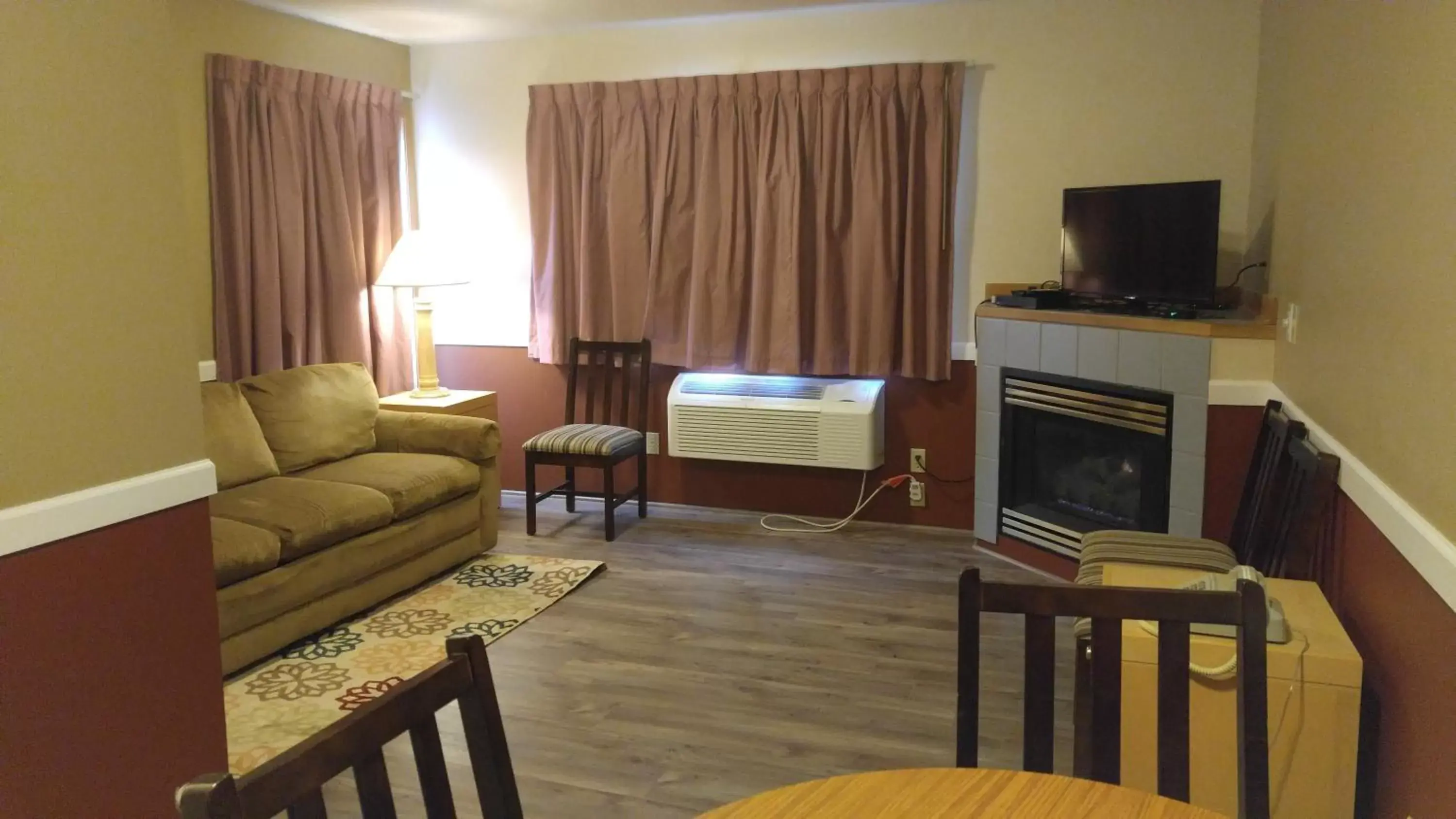 Living room, Seating Area in Hillcrest Inn