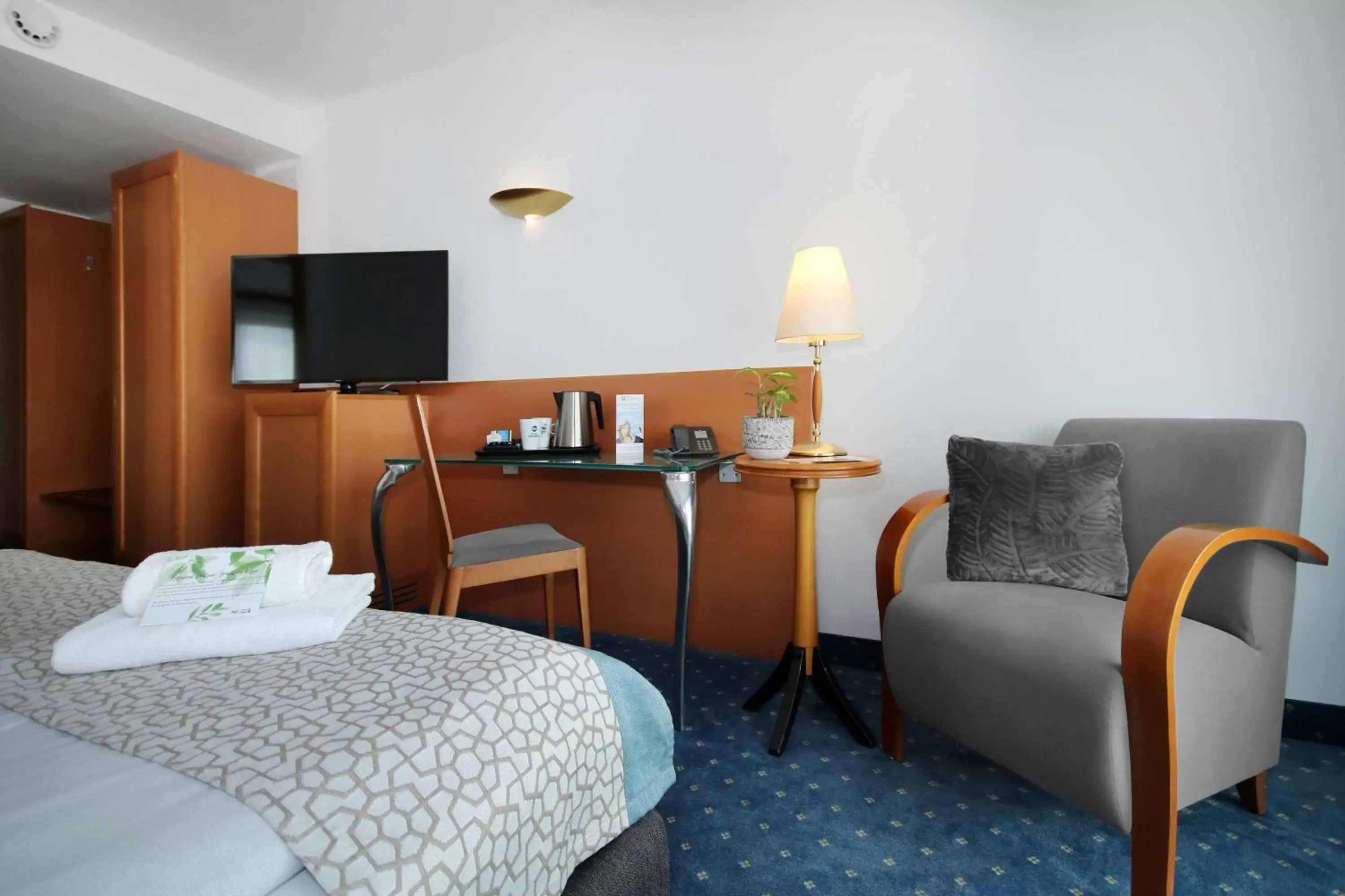 Bedroom, TV/Entertainment Center in Best Western Hotel Halle-Merseburg