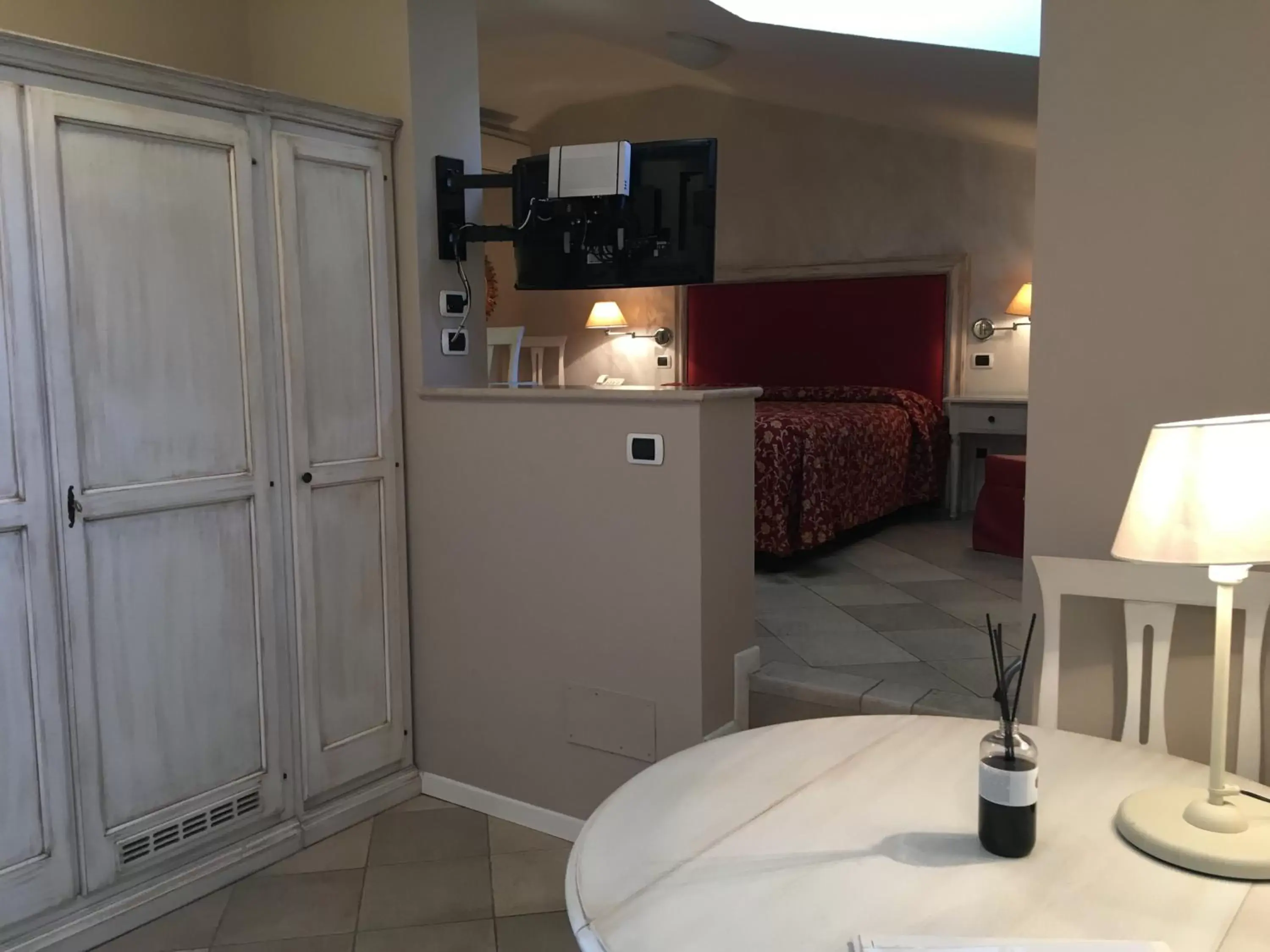 Living room, Kitchen/Kitchenette in Alessi Hotel Trattoria