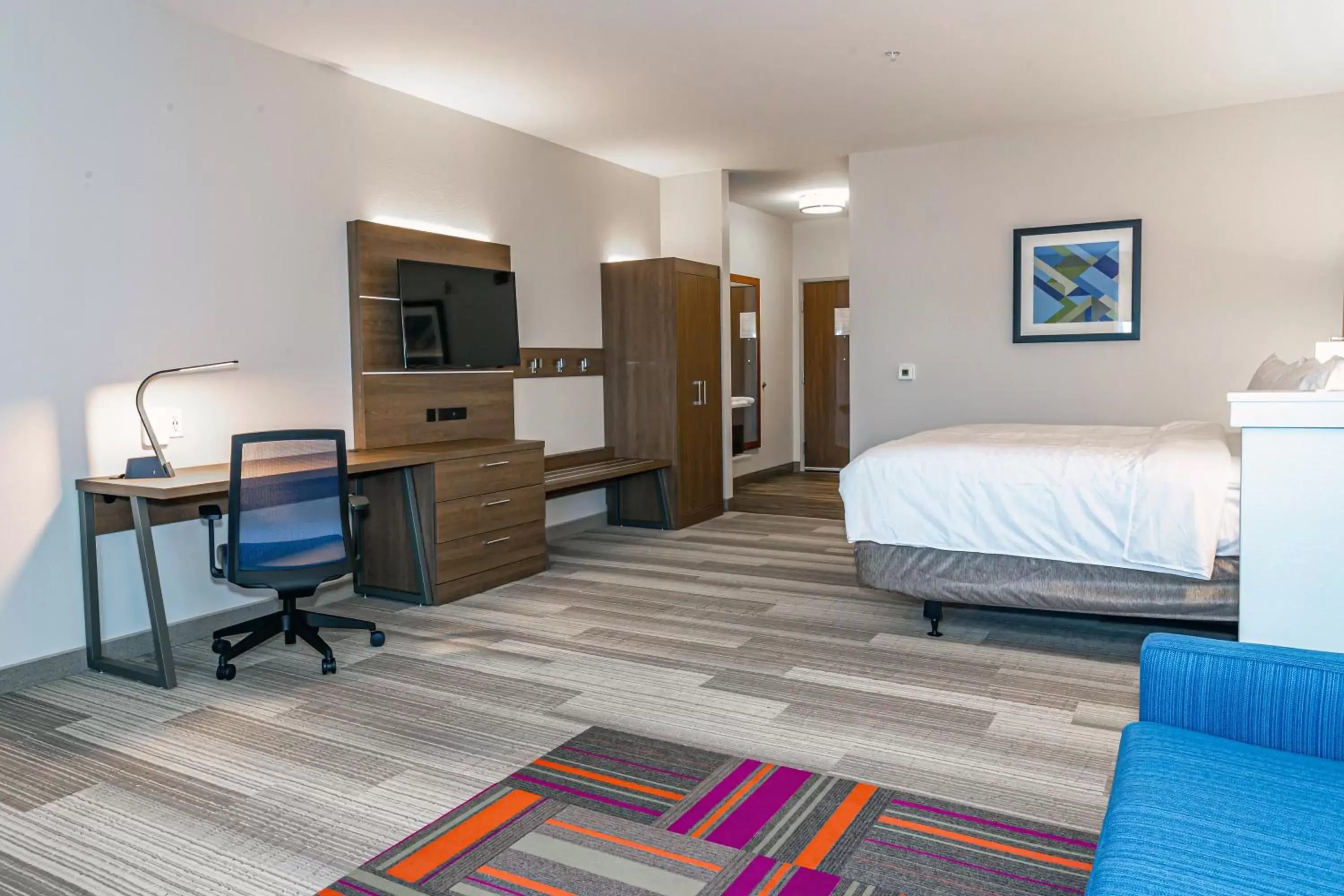 Bed, TV/Entertainment Center in Holiday Inn Express & Suites - Columbus - Worthington, an IHG Hotel