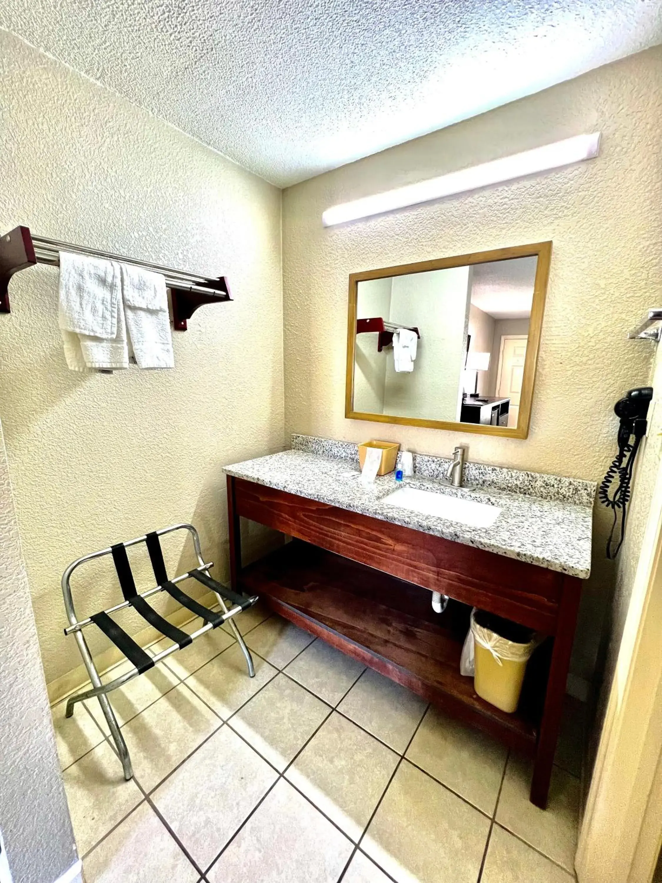 Bathroom in Rodeway Inn Expo Center