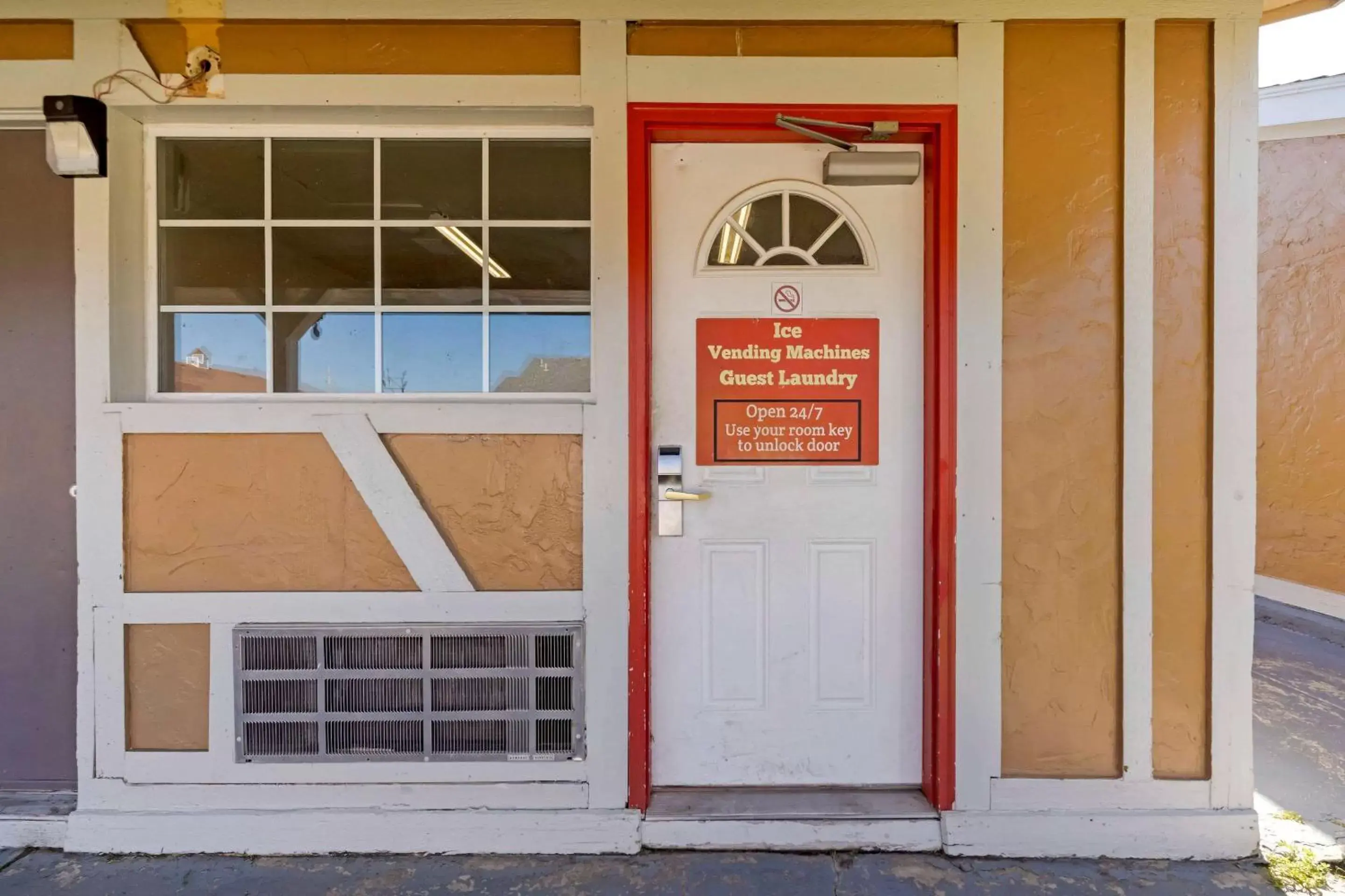 Property building in Econo Lodge Pryor