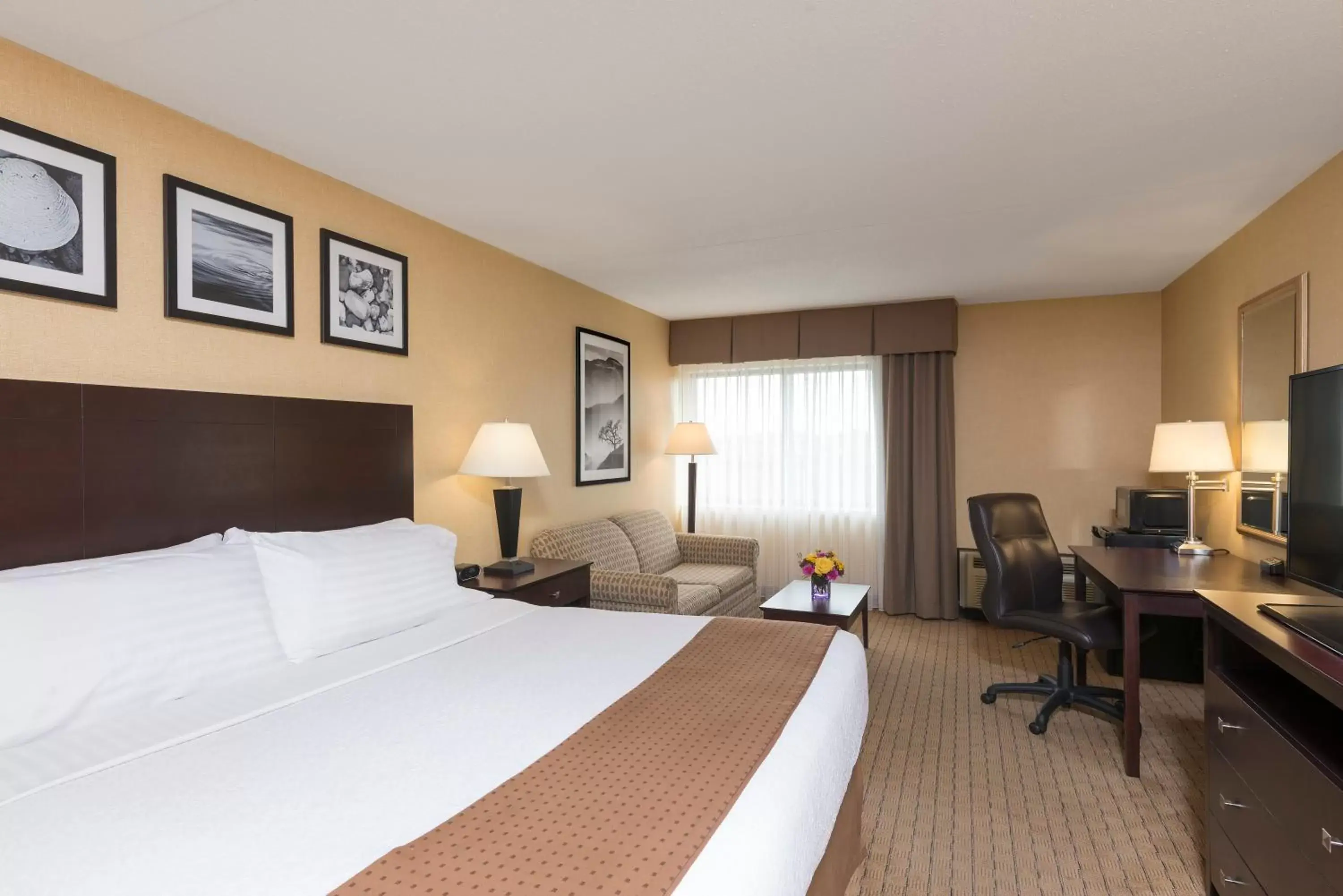 Photo of the whole room in Holiday Inn Cleveland - South Independence, an IHG Hotel