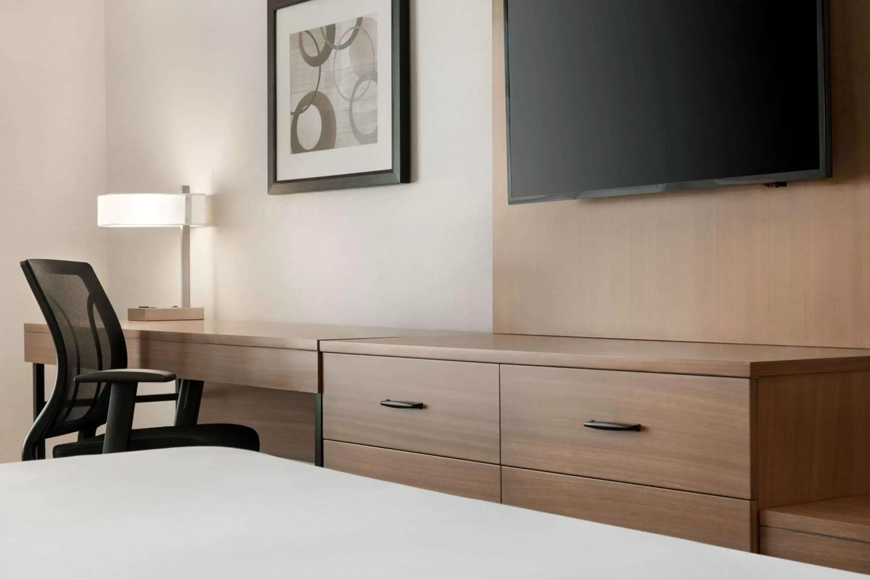 Photo of the whole room, Bed in Wingate by Wyndham Cincinnati Blue Ash Photo of the whole room, Bed in Wingate by Wyndham Cincinnati Blue Ash