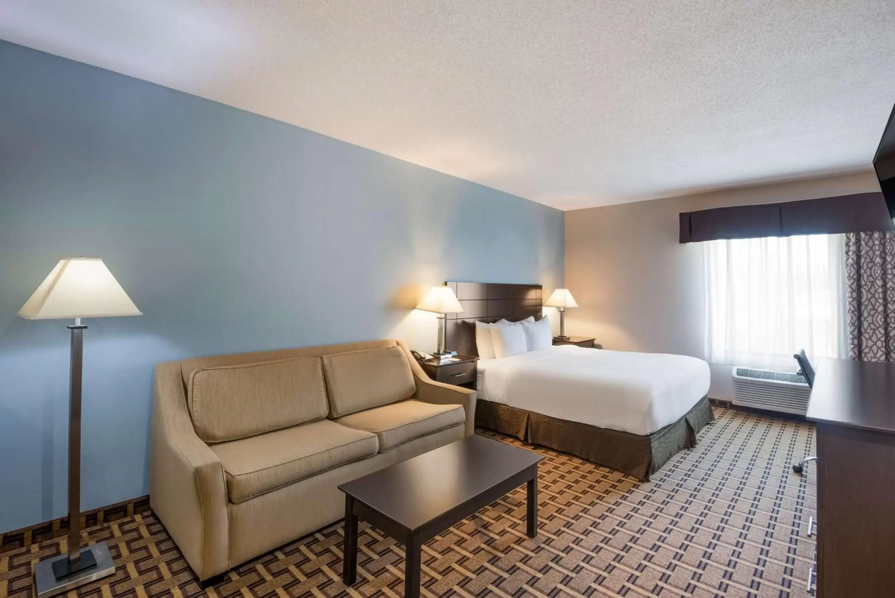 Bedroom in SureStay Plus Hotel by Best Western Coralville Iowa City