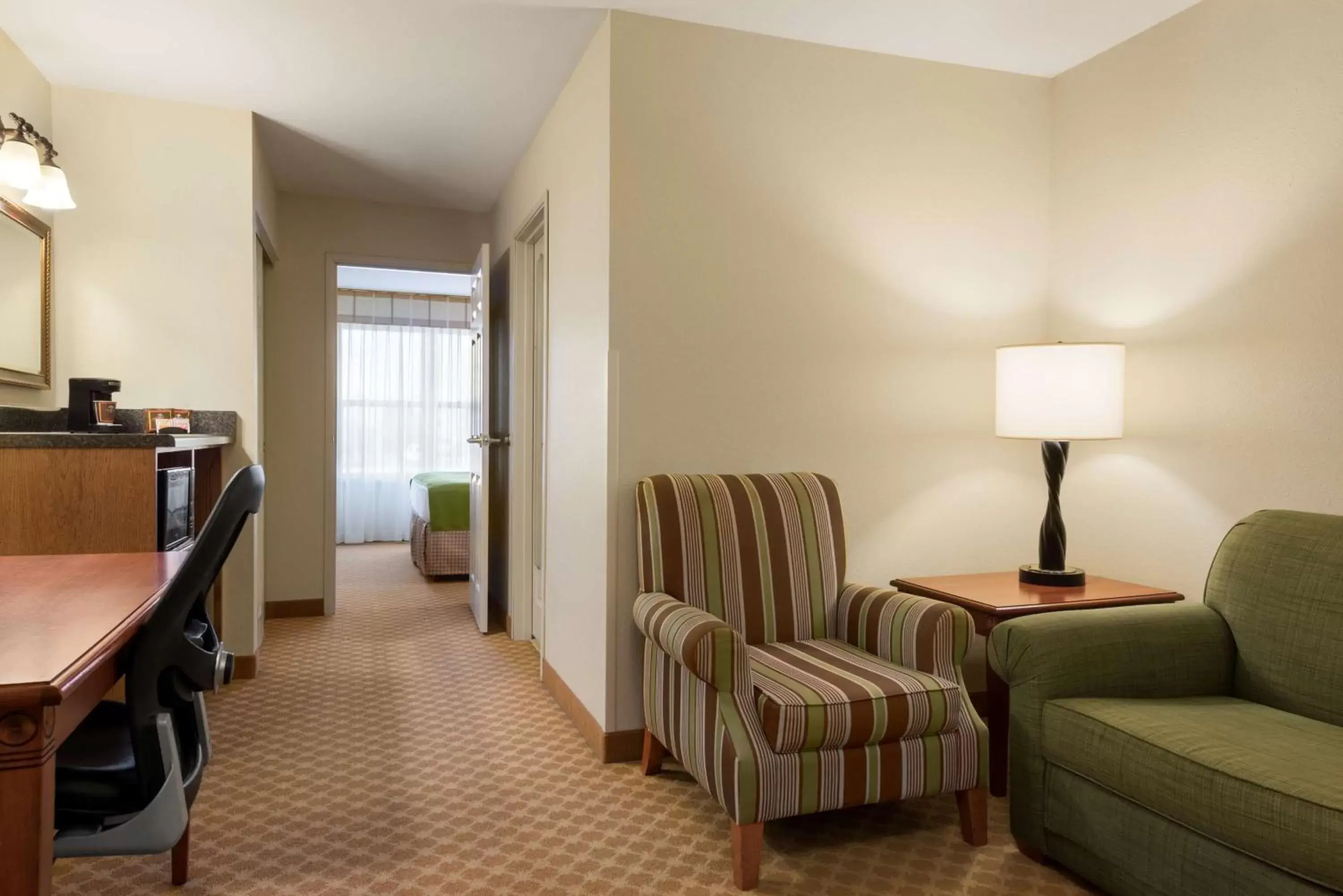 Photo of the whole room, Seating Area in Country Inn & Suites by Radisson, Peoria North, IL