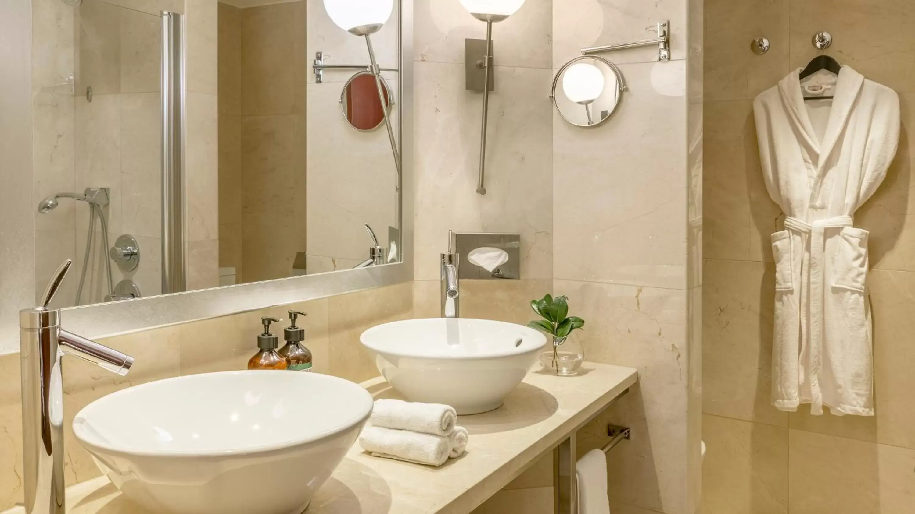 Bathroom in Crowne Plaza Porto, an IHG Hotel