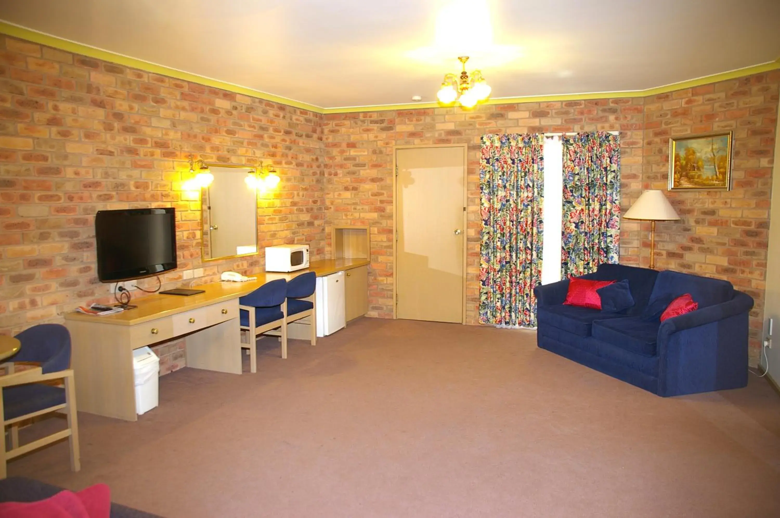 Living room, TV/Entertainment Center in Pines Country Club Motor Inn