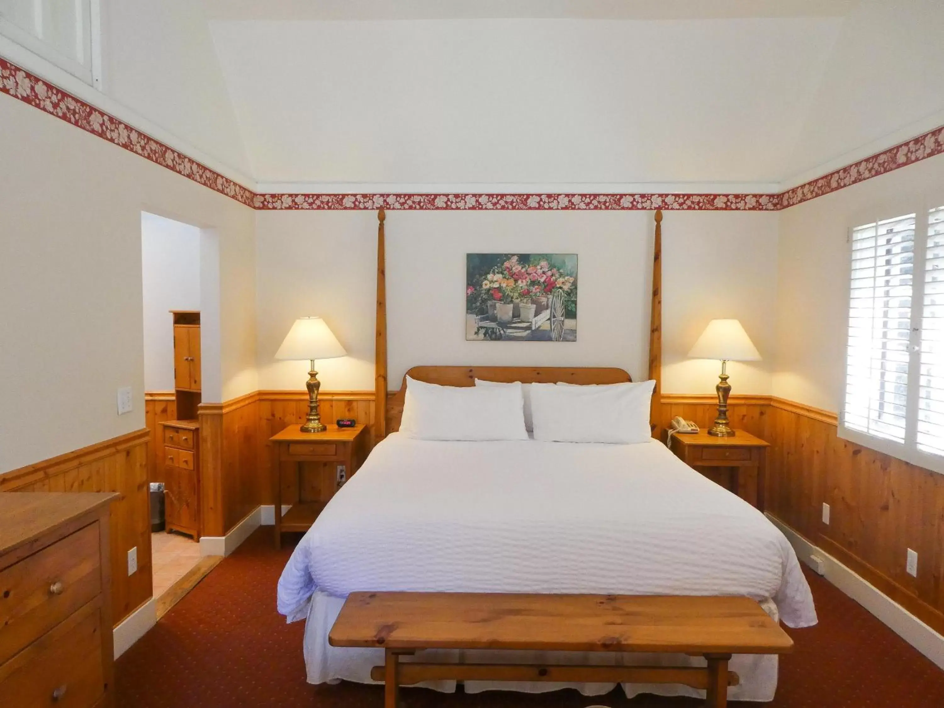 Dickens Deluxe Room with Parking in Briarwood Inn