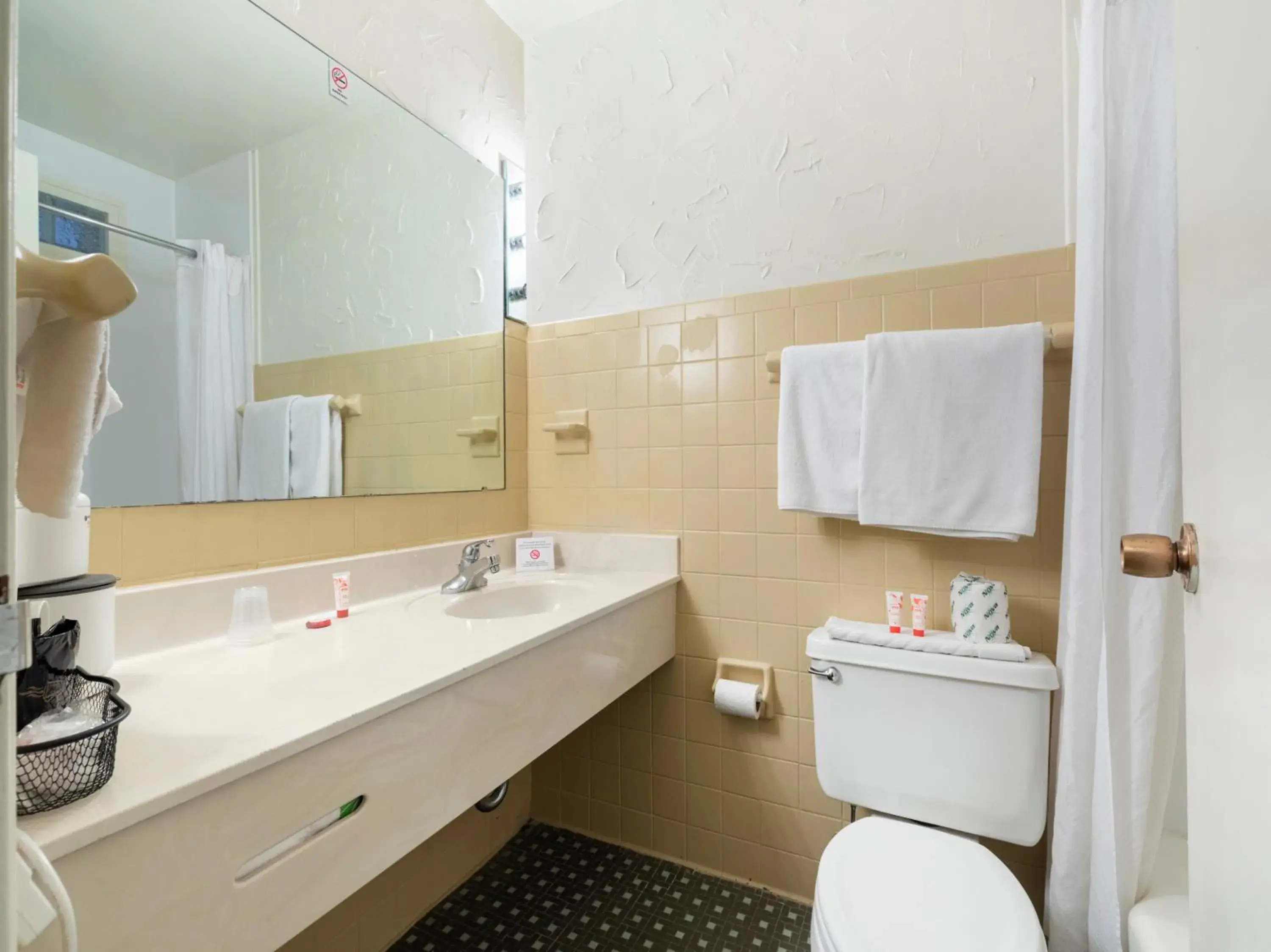 Bathroom in Mansion View Inn & Suites