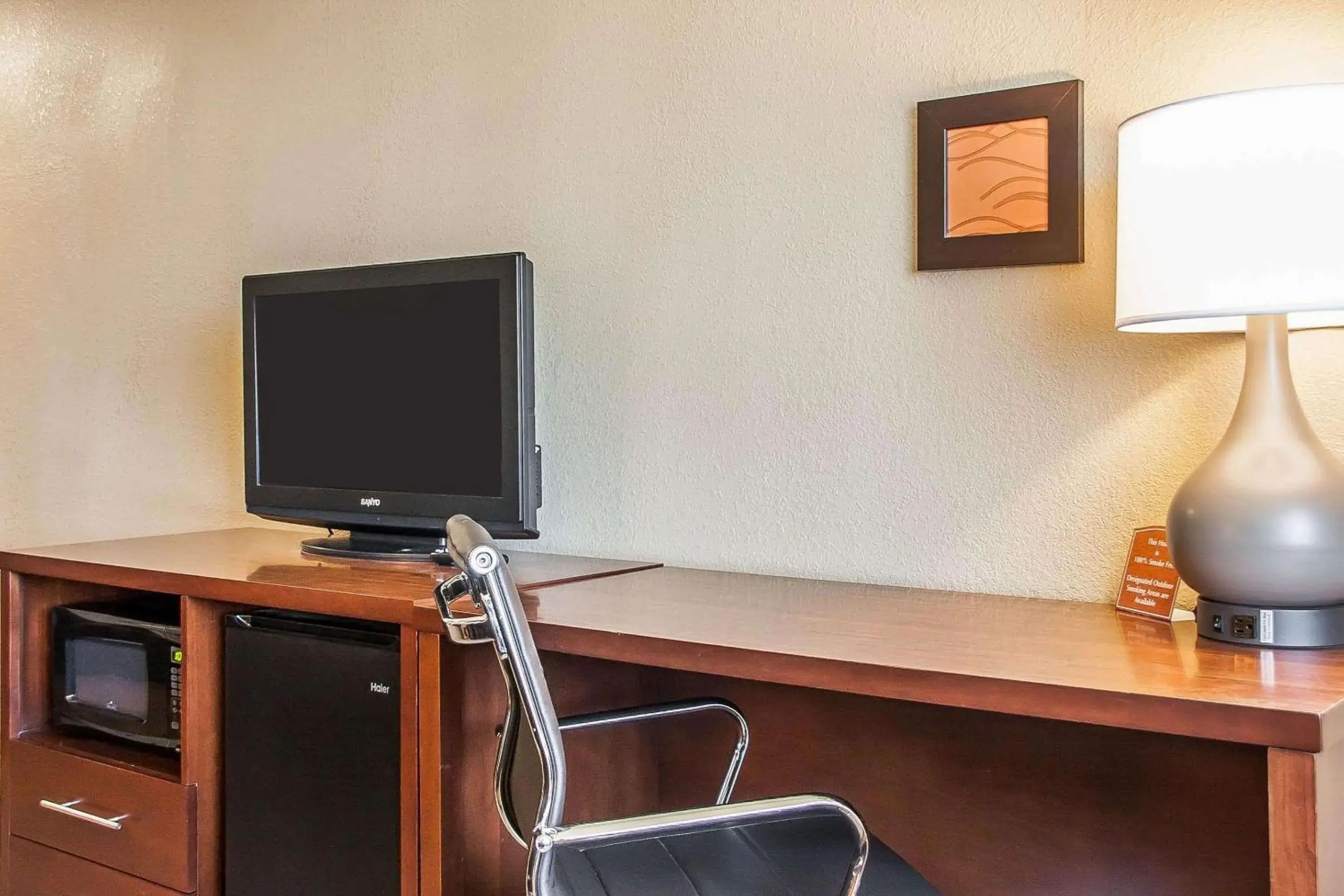 Photo of the whole room, TV/Entertainment Center in Comfort Inn Fergus Falls