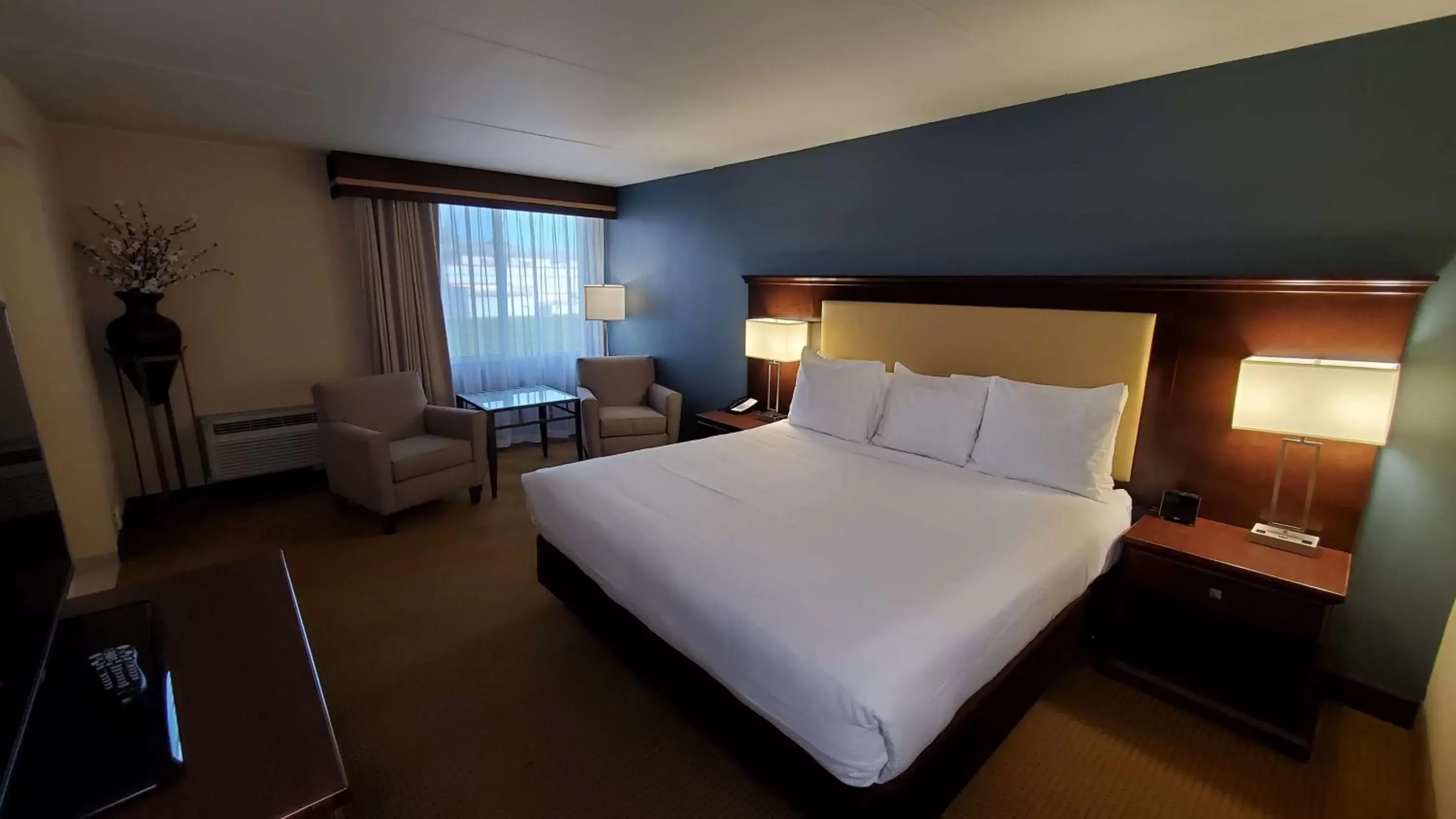 Photo of the whole room, Bed in Best Western Plus Coeur d'Alene Inn