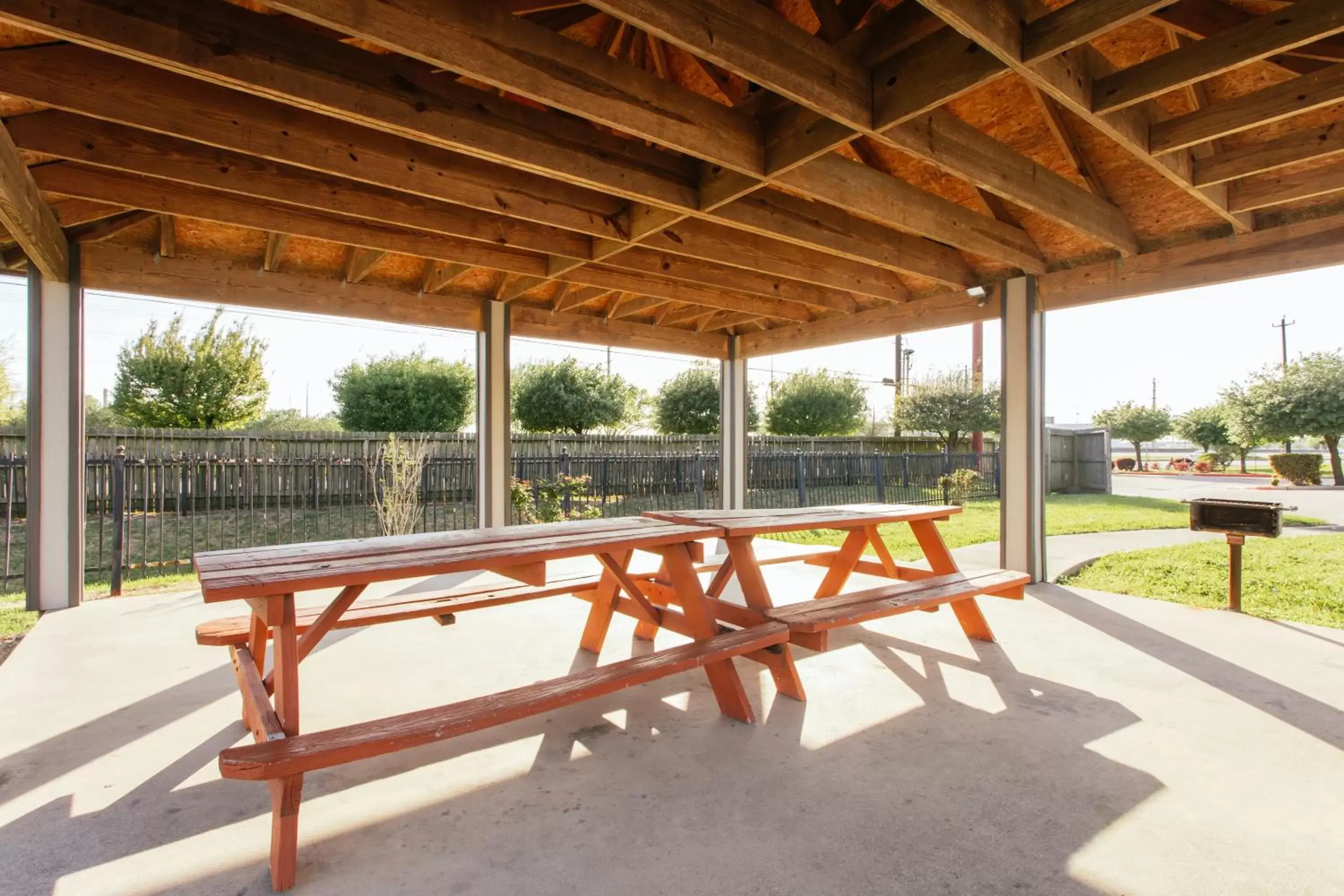 BBQ facilities in Palace Inn and Suites Baytown