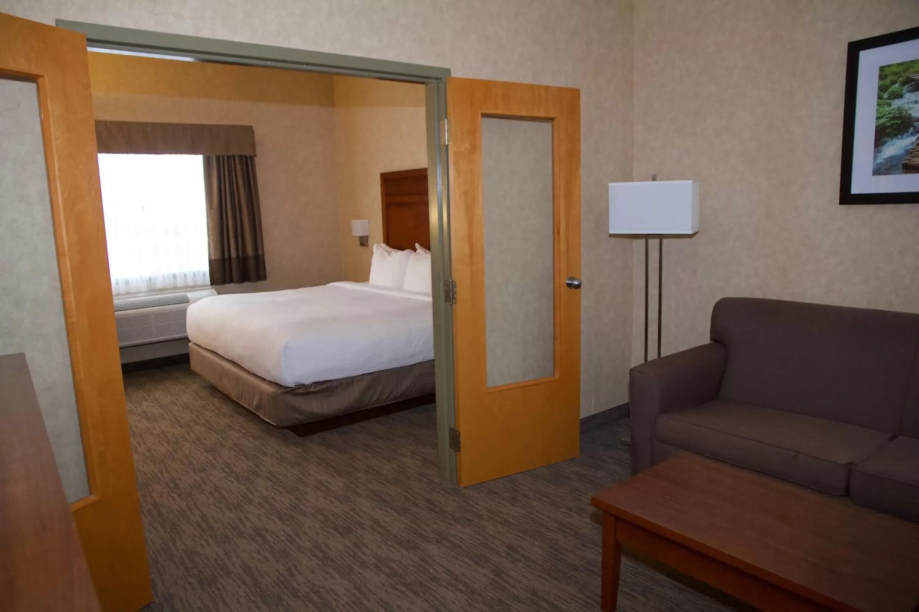 Photo of the whole room, Bed in Days Inn & Suites by Wyndham Brooks