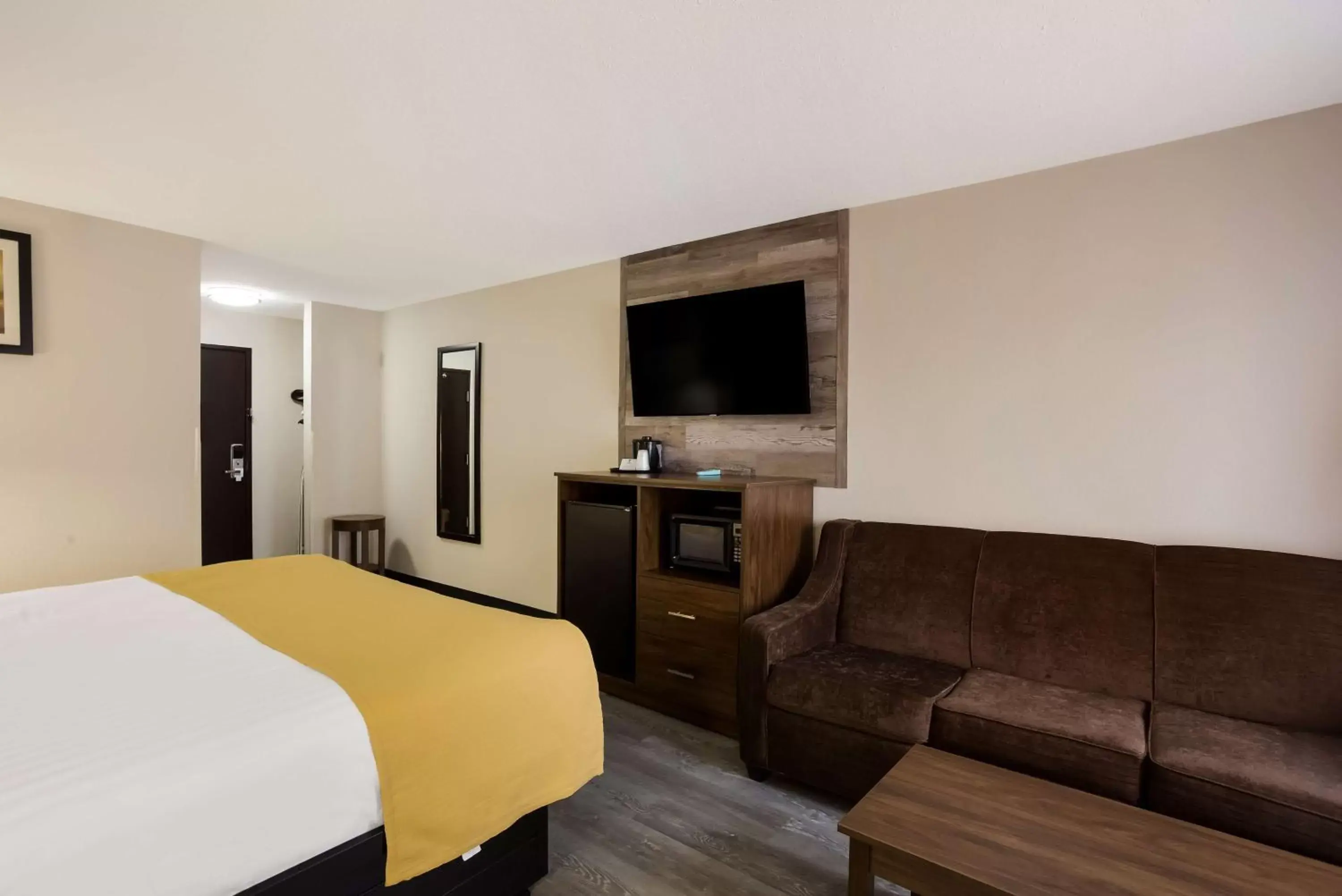 Bedroom, TV/Entertainment Center in Best Western Crossroads Inn