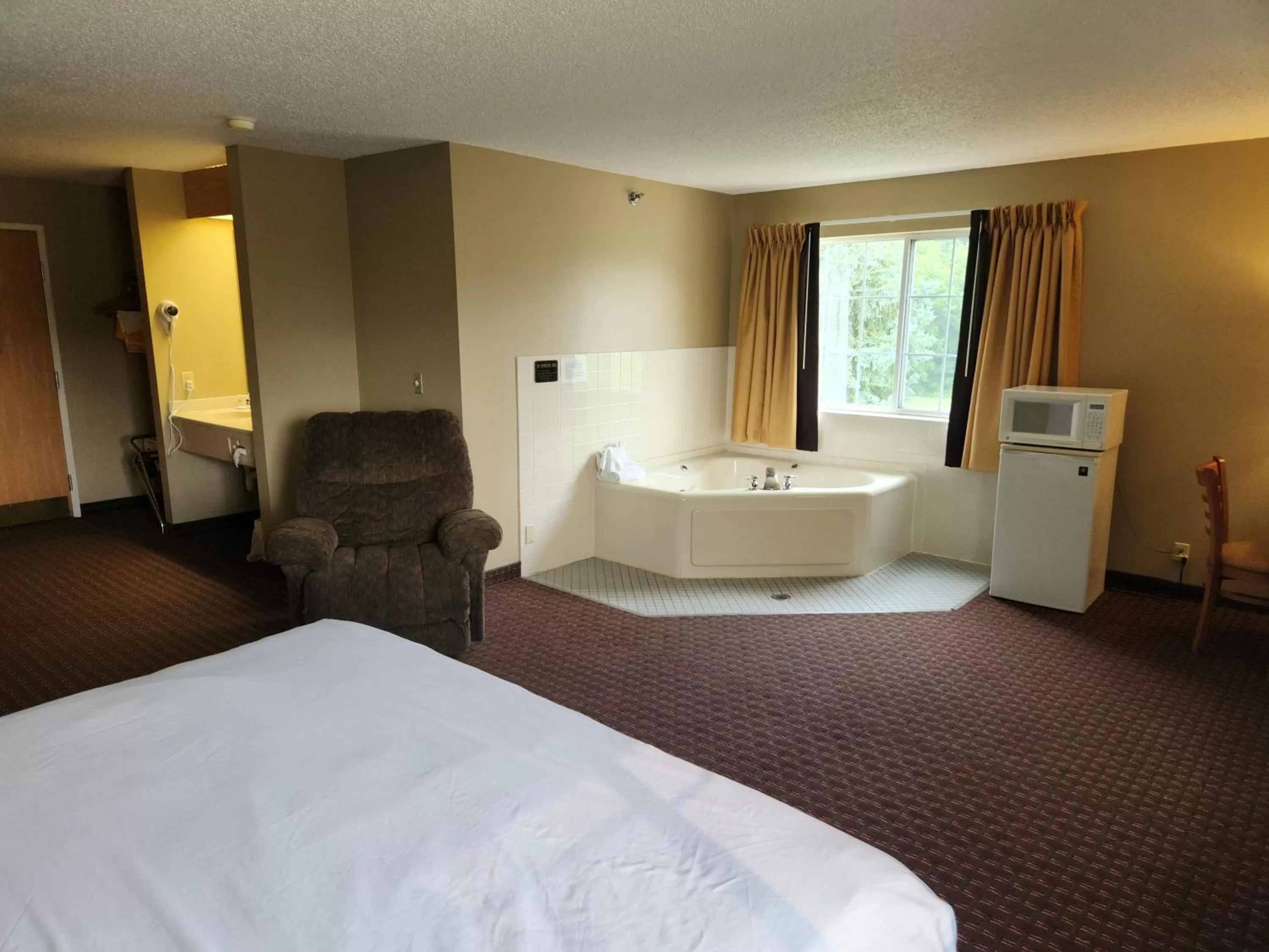 King Suite with Spa Bath in Eagle Ridge Inn