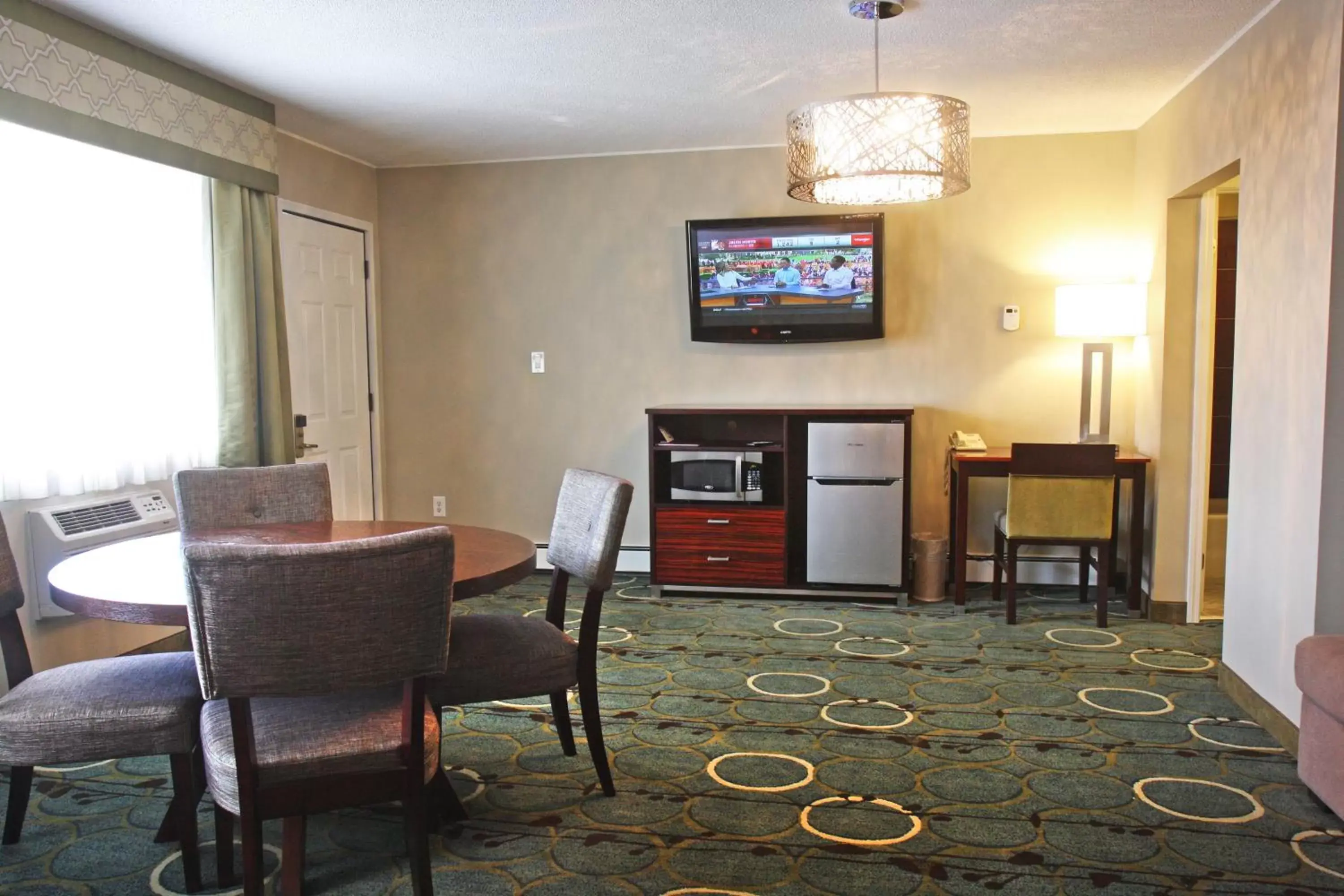 Photo of the whole room, Seating Area in Gateway Inn and Suites
