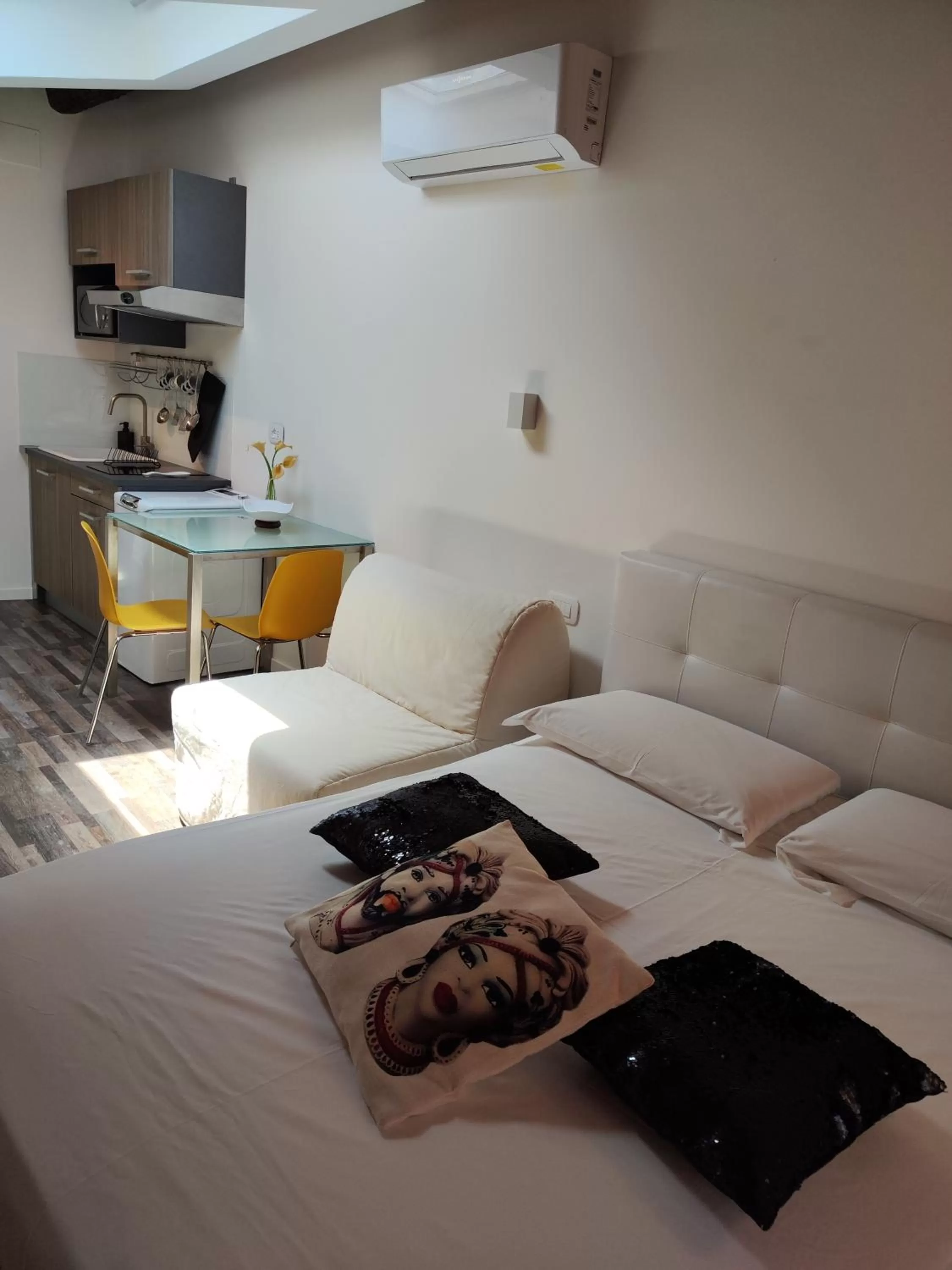 Bed in San Francesco Rooms and Apartment with Terrace in Palermo Locazione Turistica