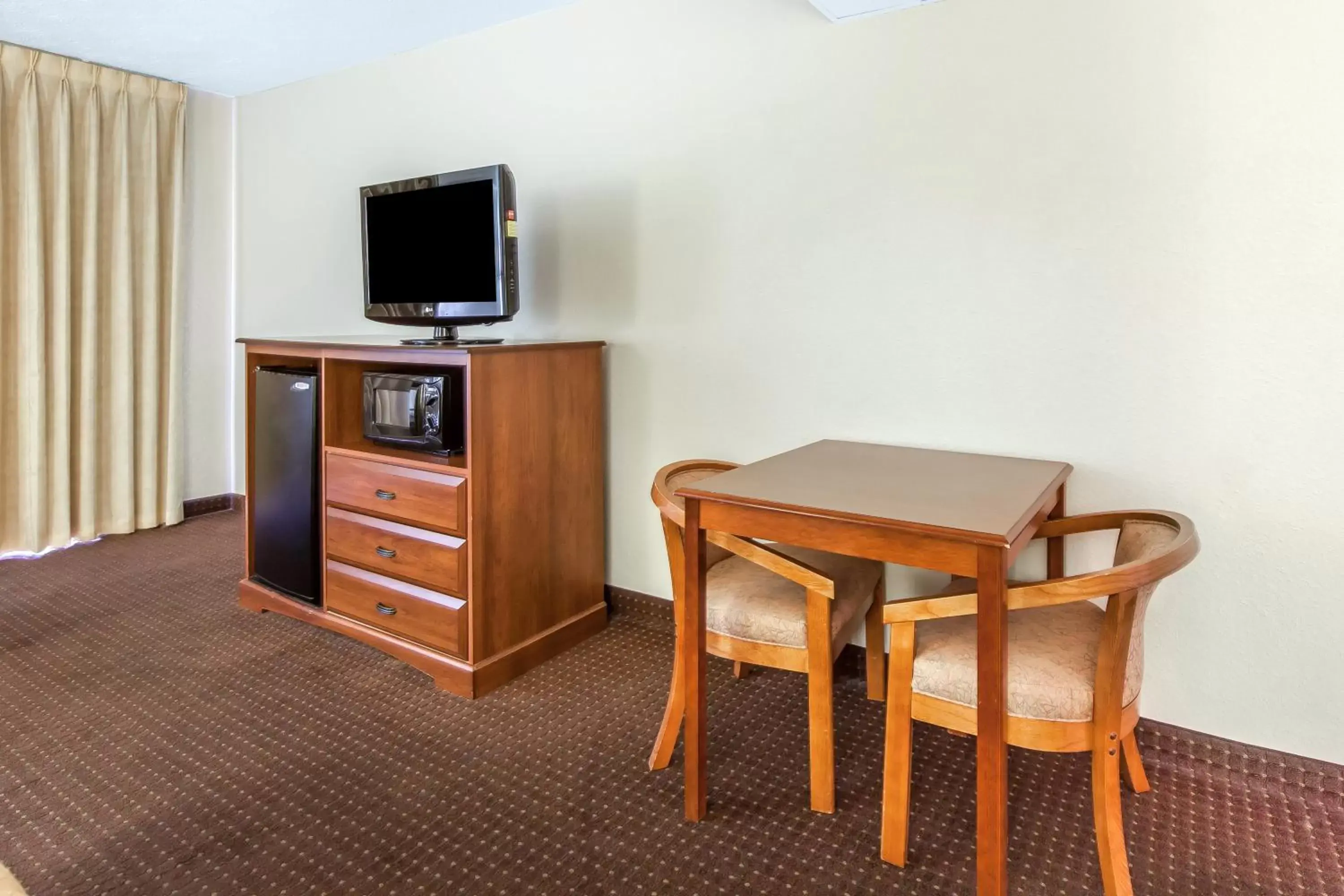 Communal lounge/ TV room, TV/Entertainment Center in Quality Inn & Suites at Dollywood Lane