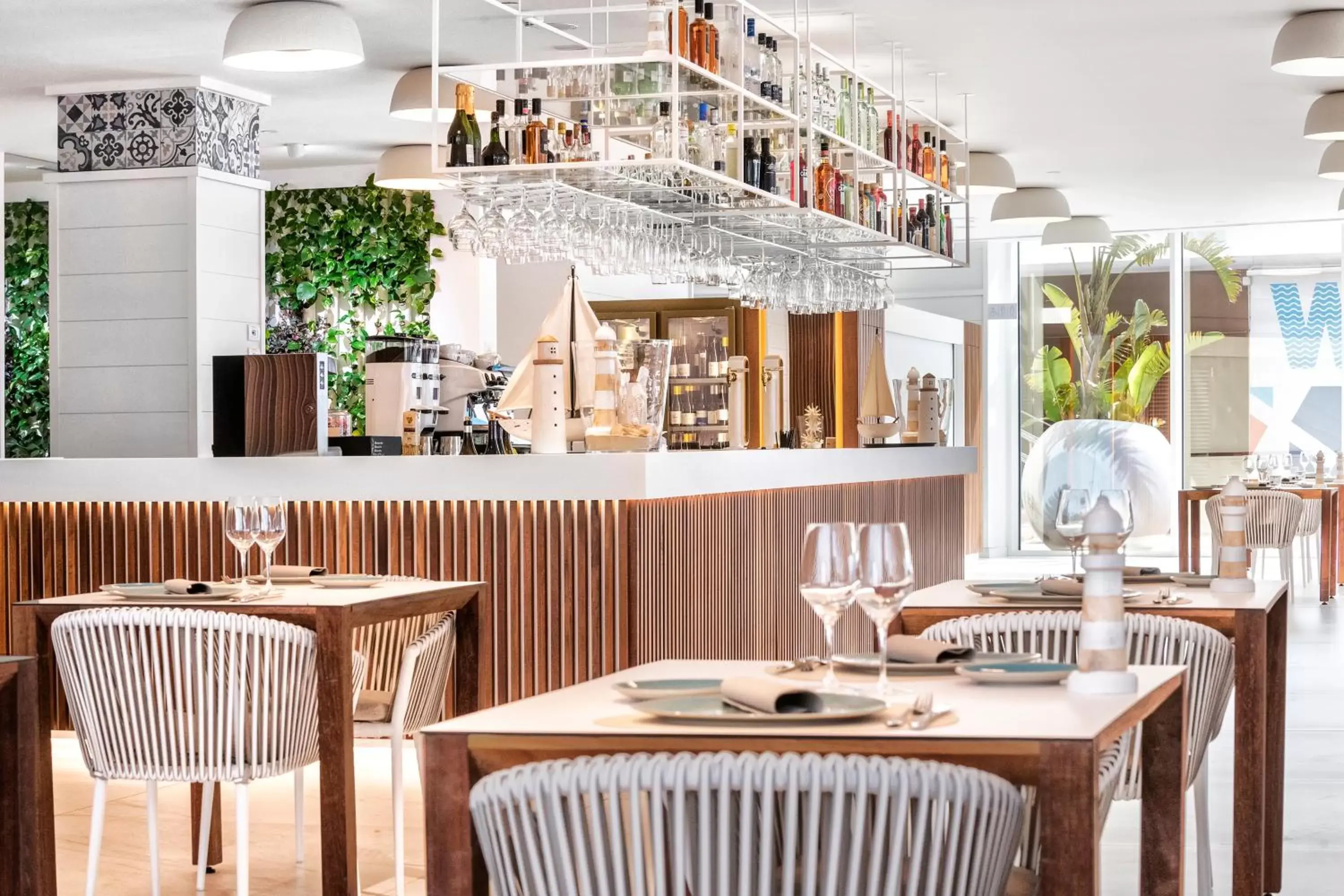 Restaurant/places to eat, Lounge/Bar in Hotel Marina Badalona