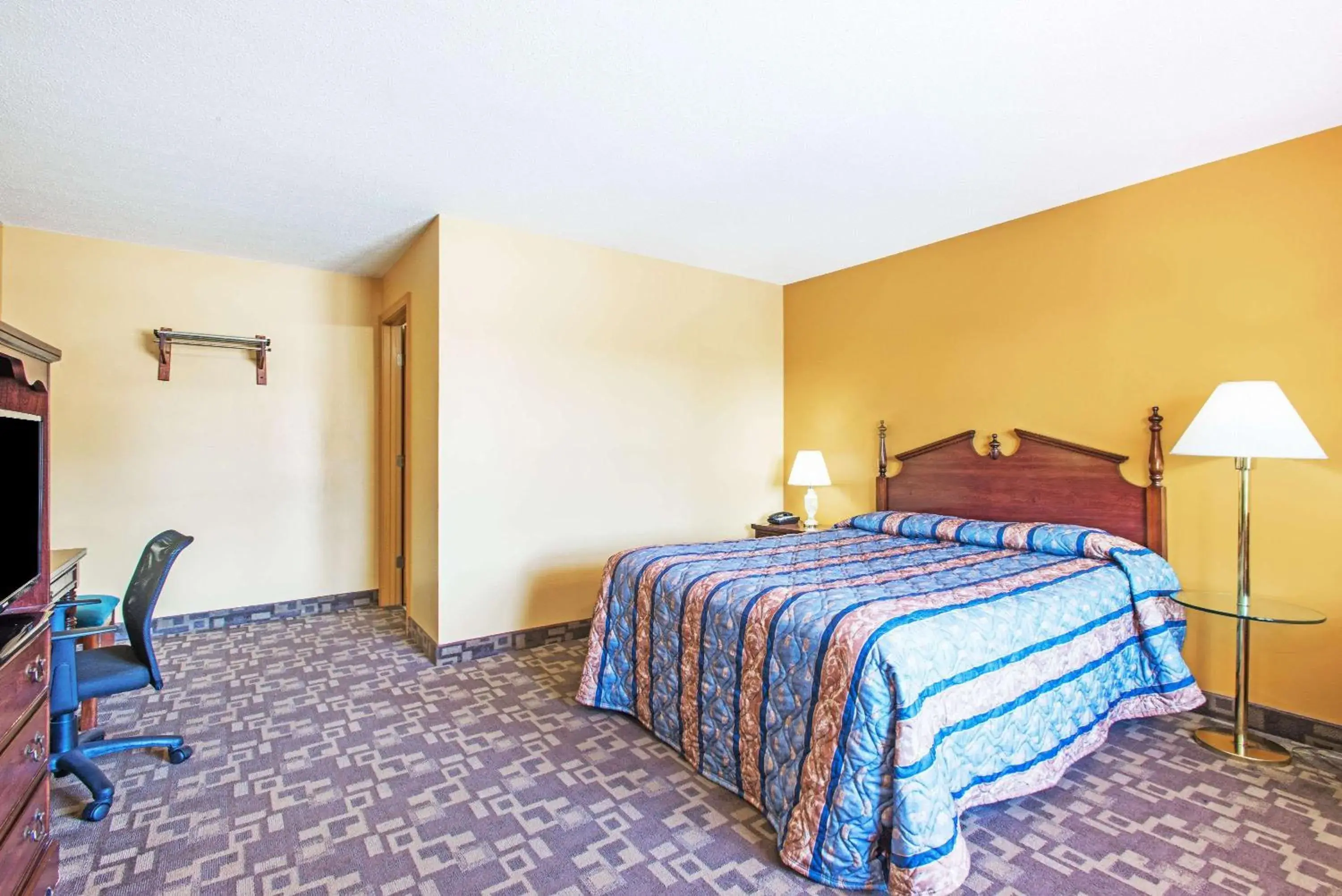 Photo of the whole room, Bed in Knights Inn Hadley Photo of the whole room, Bed in Knights Inn Hadley