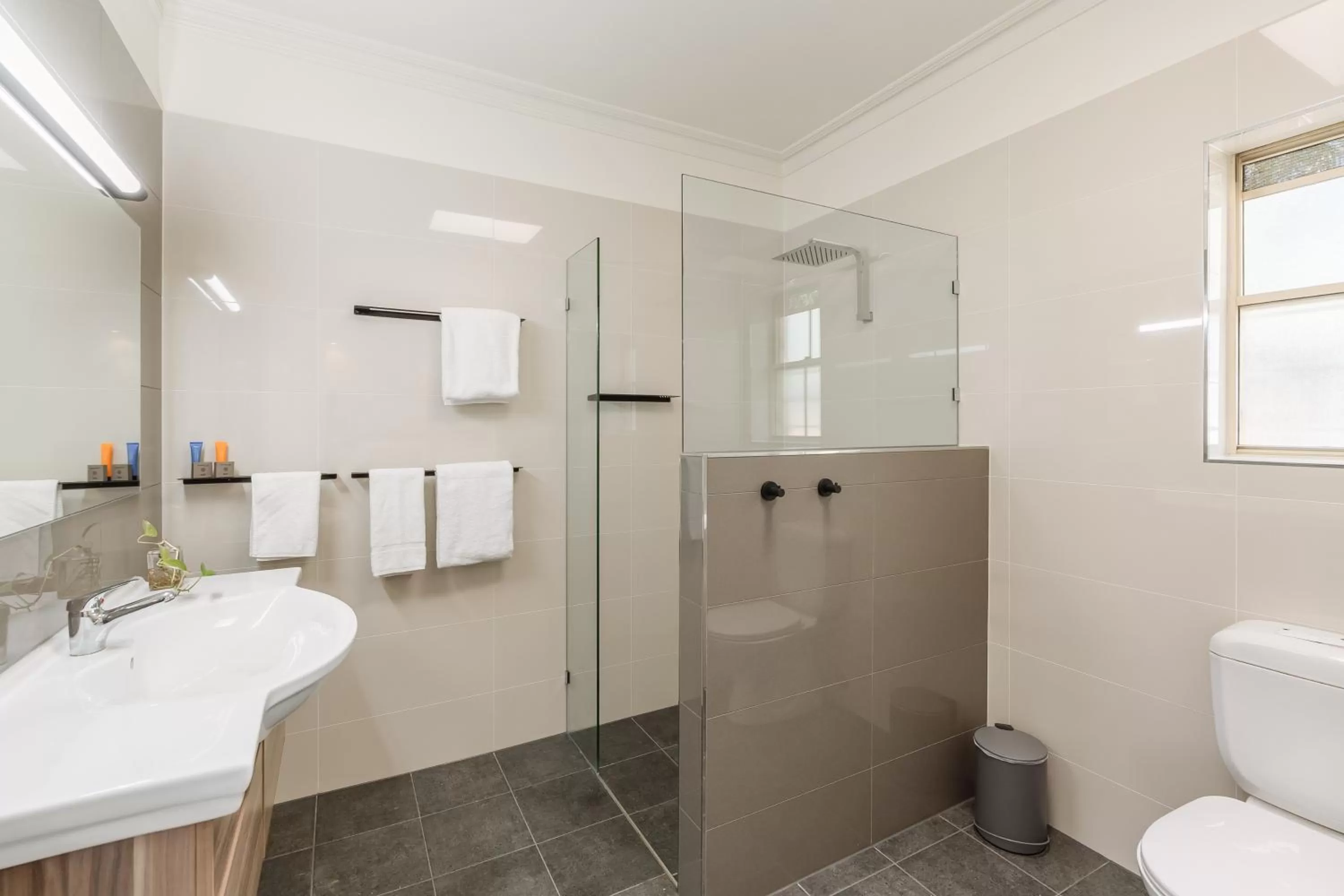 Bathroom in Coopers Colonial Motel