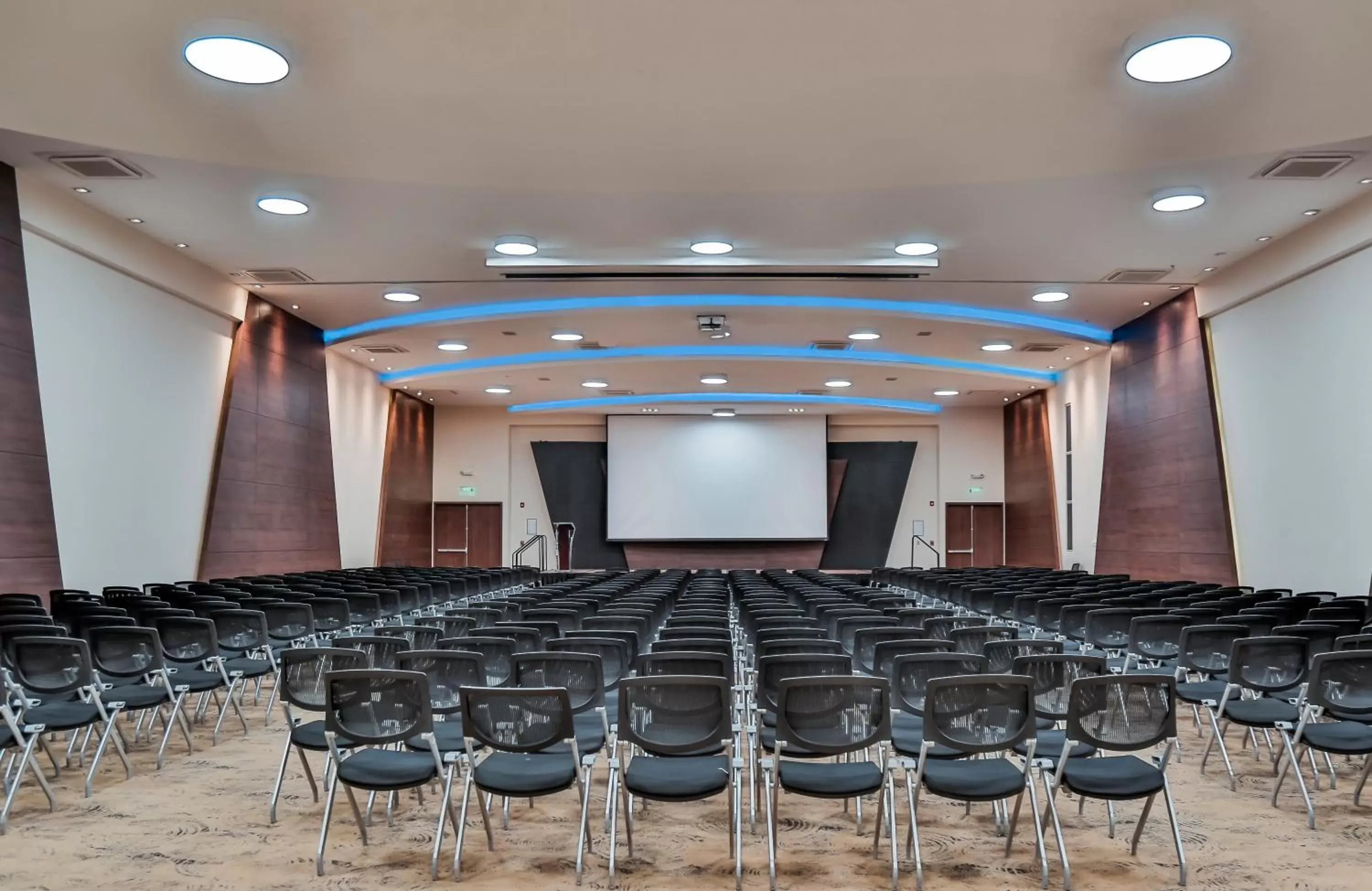 Meeting/conference room in Holiday Inn Bucaramanga Cacique, an IHG Hotel