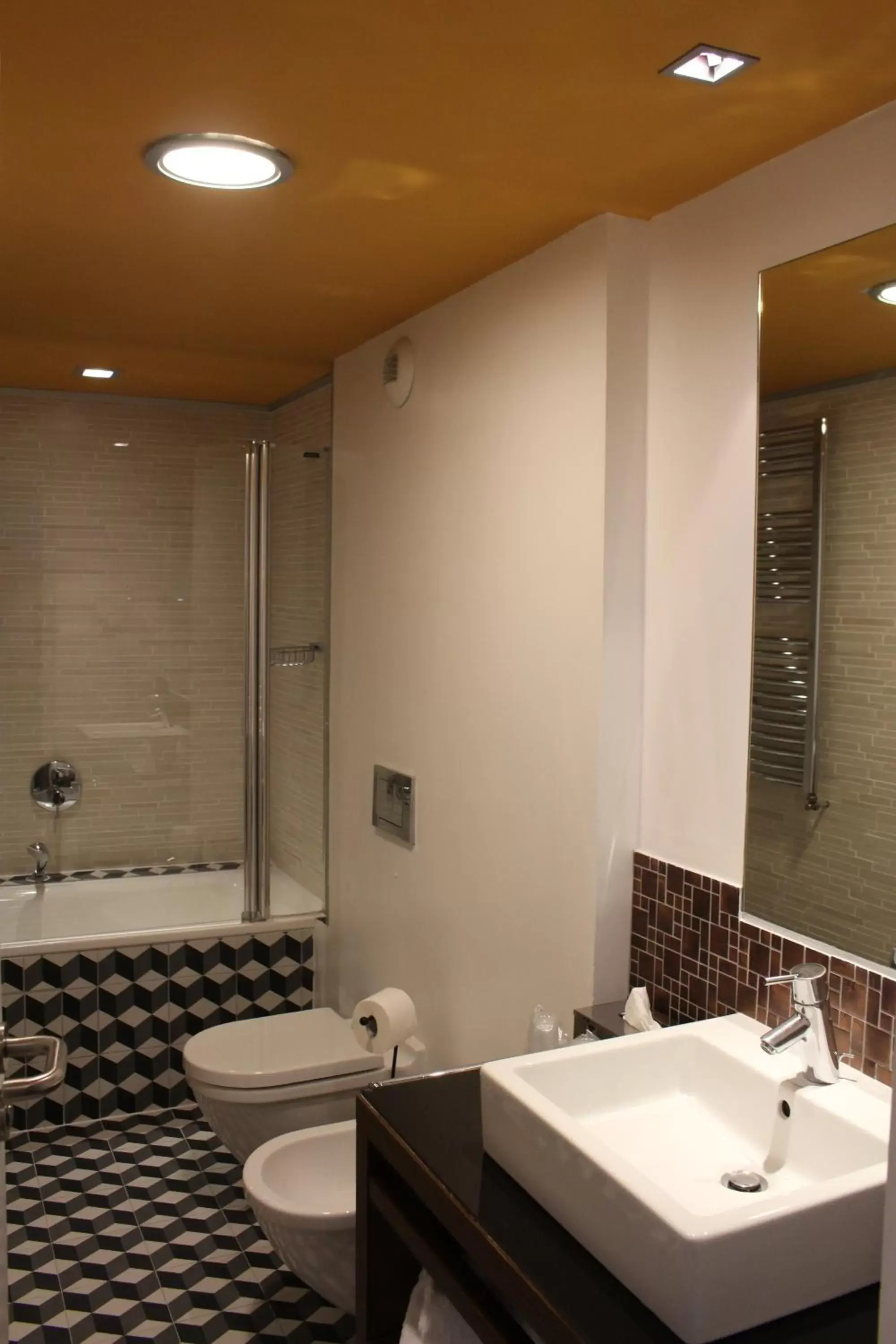 Bathroom in Les Pleiades Hôtel-Spa-Restaurant