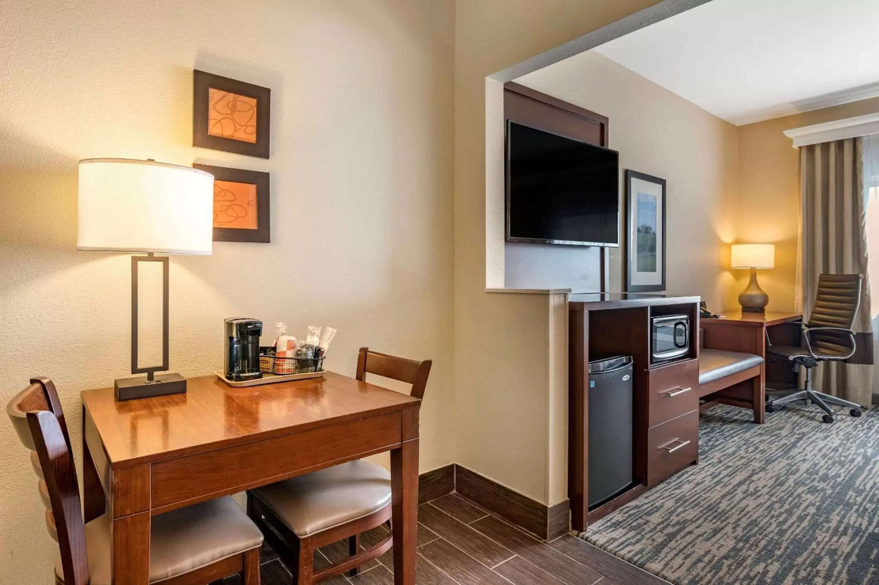 Photo of the whole room, TV/Entertainment Center in Comfort Suites Keeneland