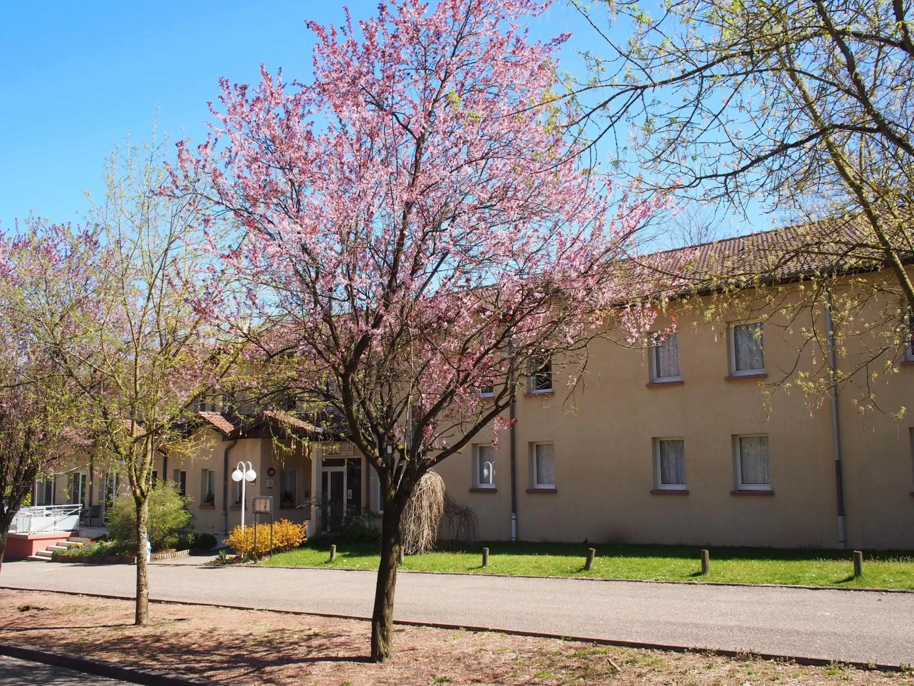 Facade/entrance, Property Building in The Originals City, Hôtel Aster, Saint-Avold Nord (Inter-Hotel)