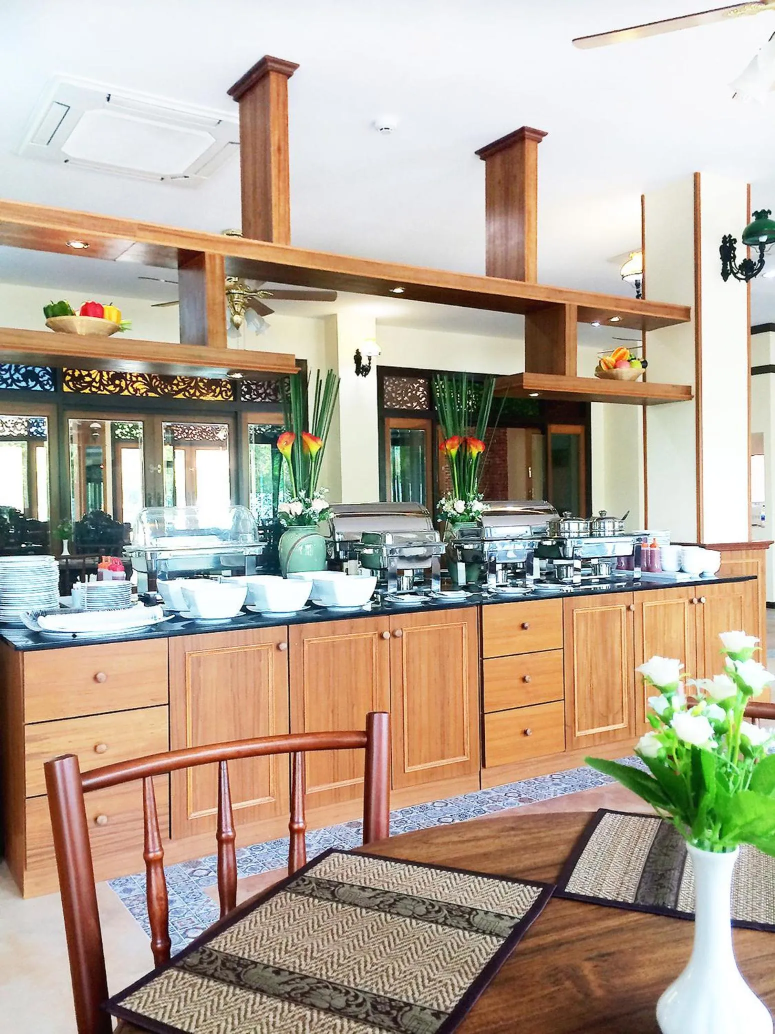 Restaurant/places to eat in i Boutique Hotel